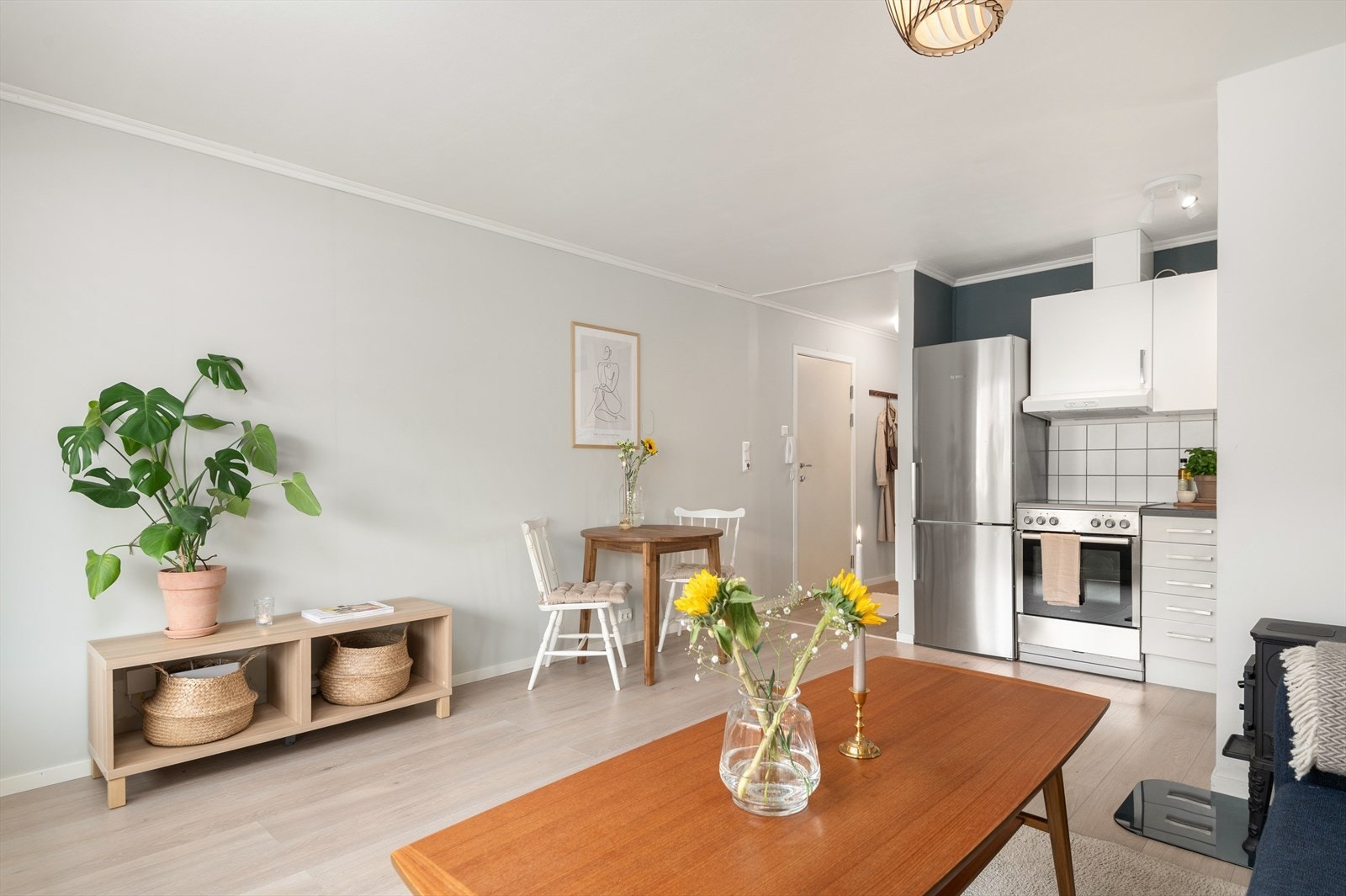 Her har man god plass til sofaseksjon, spisebordsløsning og tilhørende møblement slik som TV-benk og annet interiør. Borettslaget har en kollektiv avtale med Telia for leveranse av TV og internett - en løsning som nåværende eier er godt fornøyd med. Galleribilde