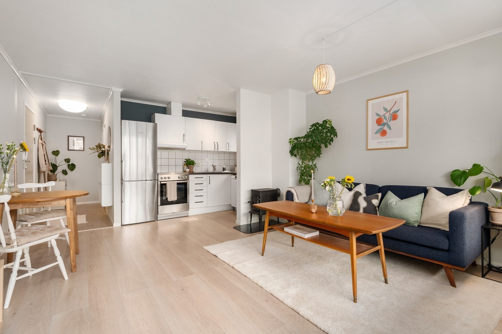 Boligens samlingspunkt inkluderer en stor og lys stue og kjøkken i en åpen løsning på 21 m². Allrommet har rikelig med vindusflater fra topp til bunn som tilføyer hjemmet rikelig med naturlig dagslys. Galleribilde