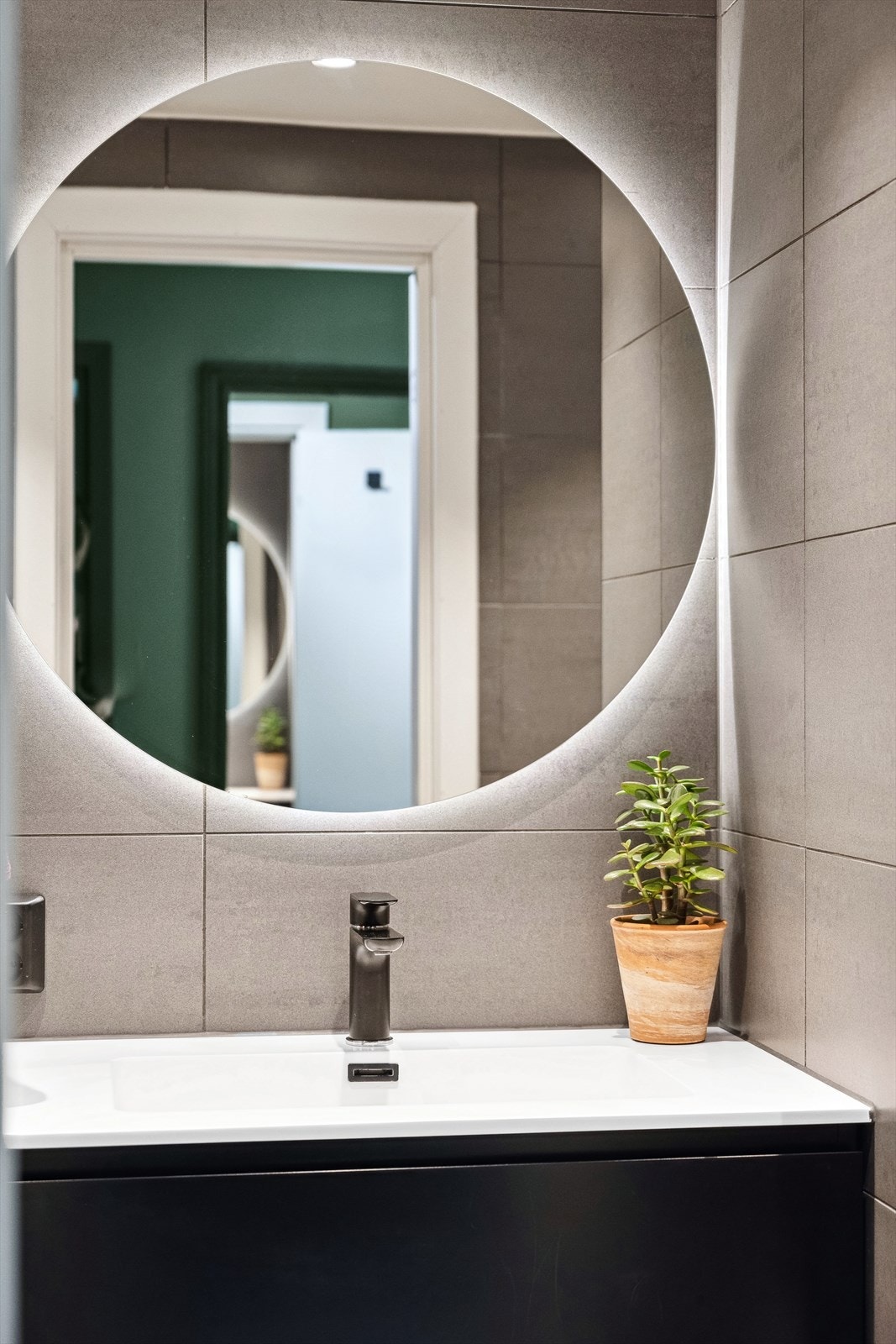 Badet er oppført med elektriske varmekabler i gulv og med opplegg for vaskemaskin. Galleribilde