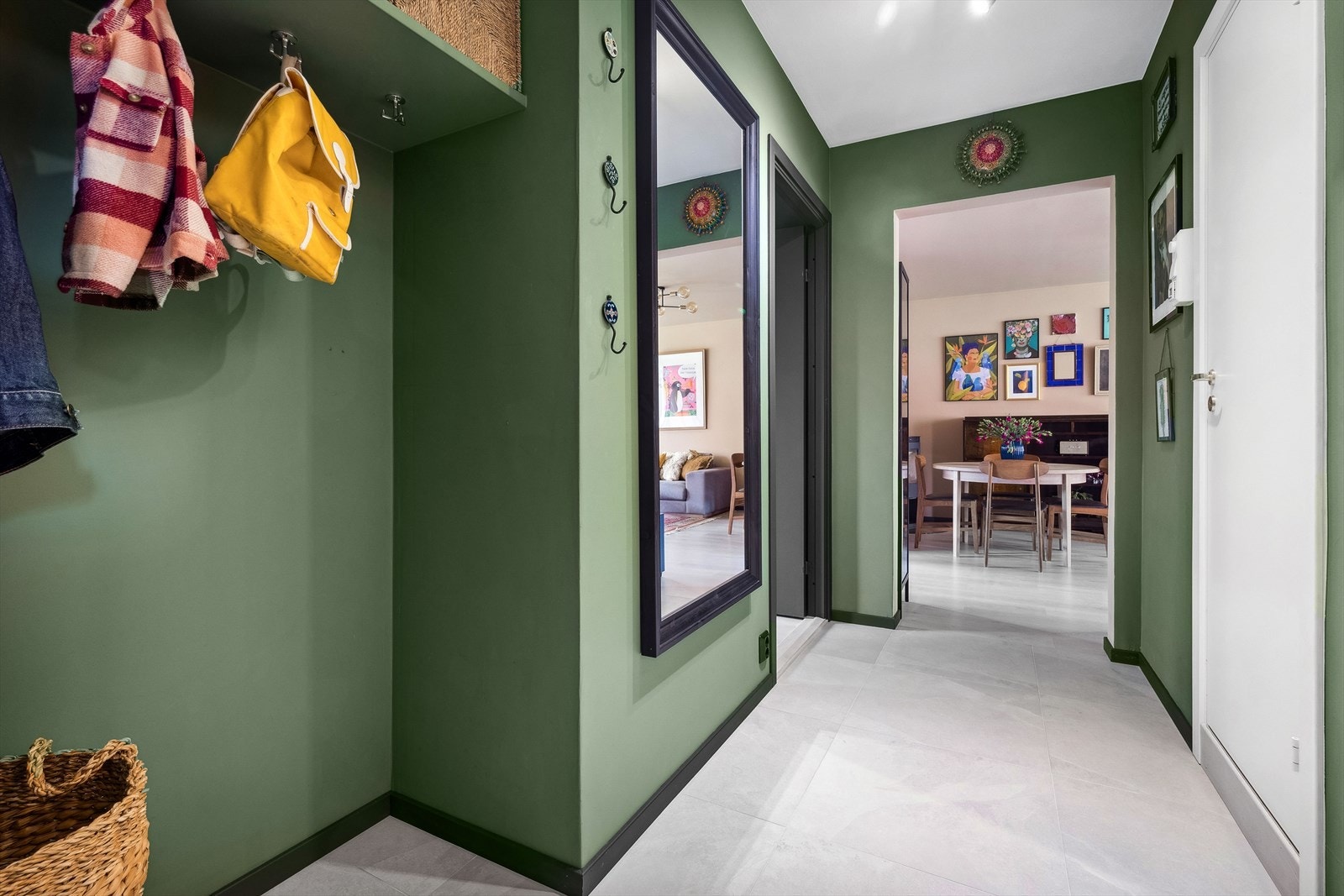 Du ønskes velkommen inn i en romslig entré med god plass til å sette fra deg sko og henge fra deg yttertøy. Galleribilde