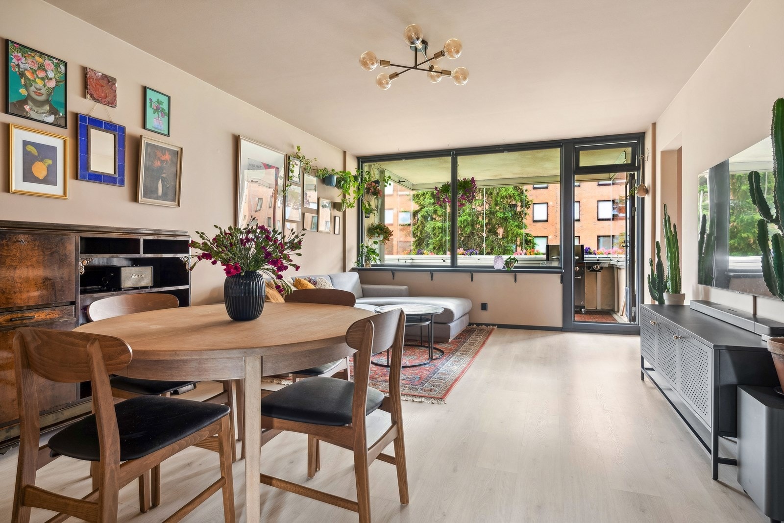 De store vindusflatene slipper inn rikelig med naturlig lys, som gir en god atmosfære i leiligheten. Galleribilde
