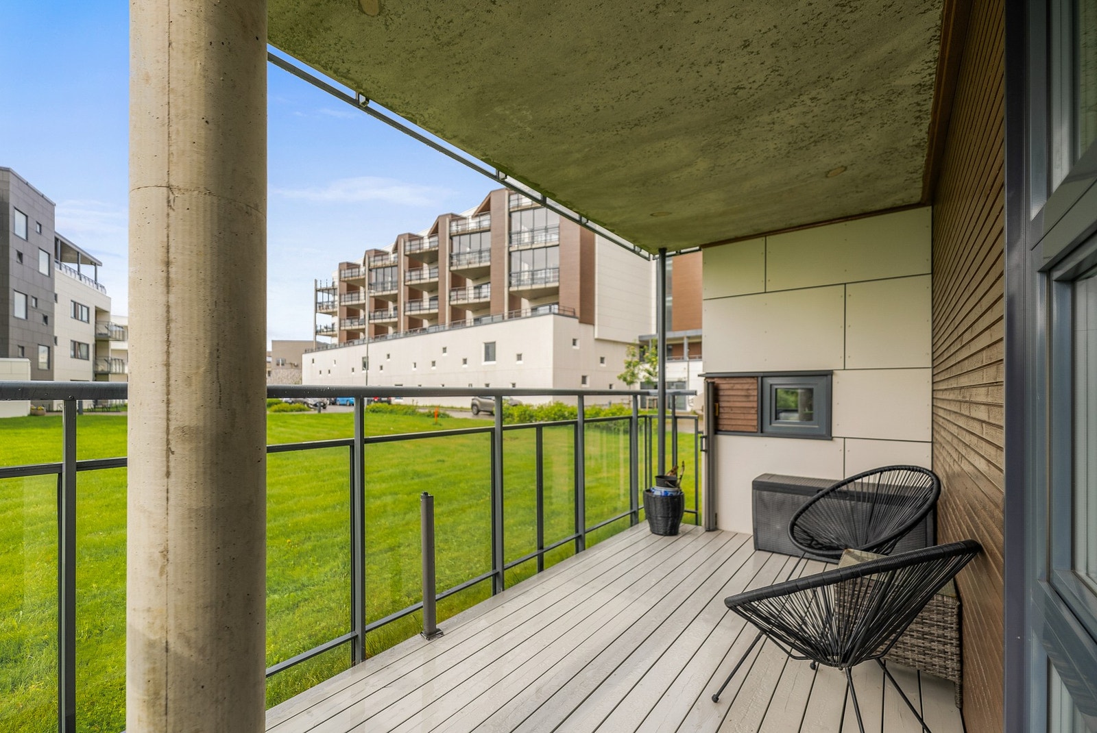 Balkongen har god plass til en sittegruppe. Galleribilde