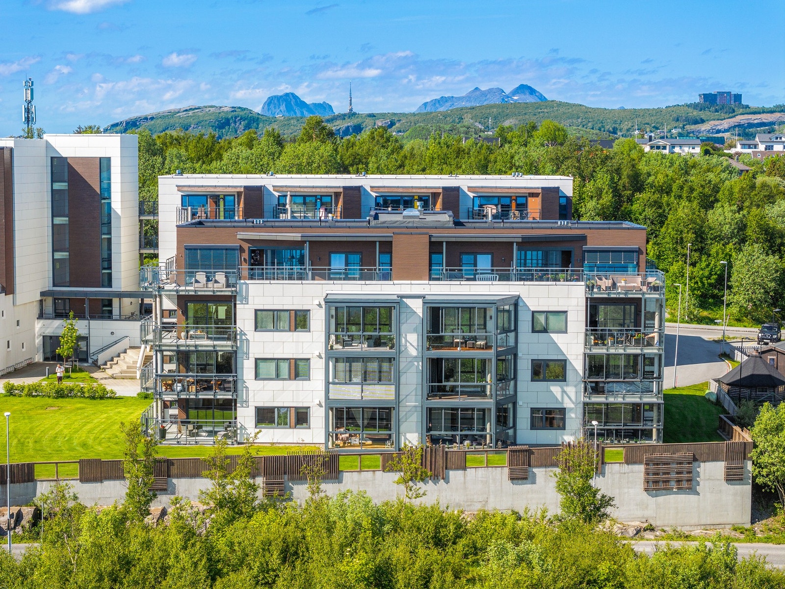 Lys, innbydende og stilfull 3-roms hjørneleilighet med nydelig utsikt. Galleribilde