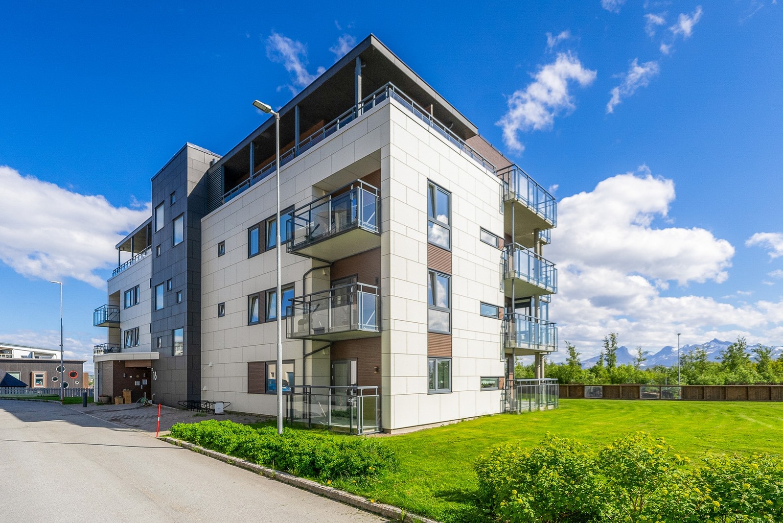 Bodøsjøen er en populær bydel som de siste årene har blitt enda mer attraktiv med utbygde boligfelt, større skole og barnehager. Galleribilde