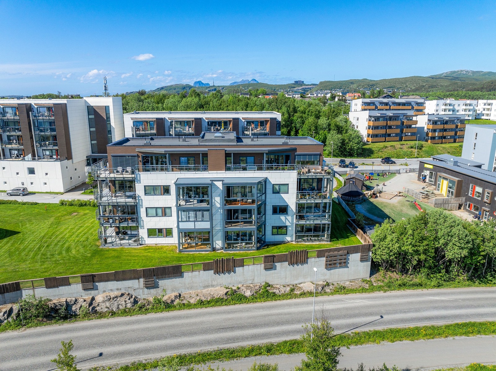 Det er kommet nye dagligvarebutikker og oppgraderte friarealer både ved sjøen og øvrige lekeplasser i nabolaget. Galleribilde