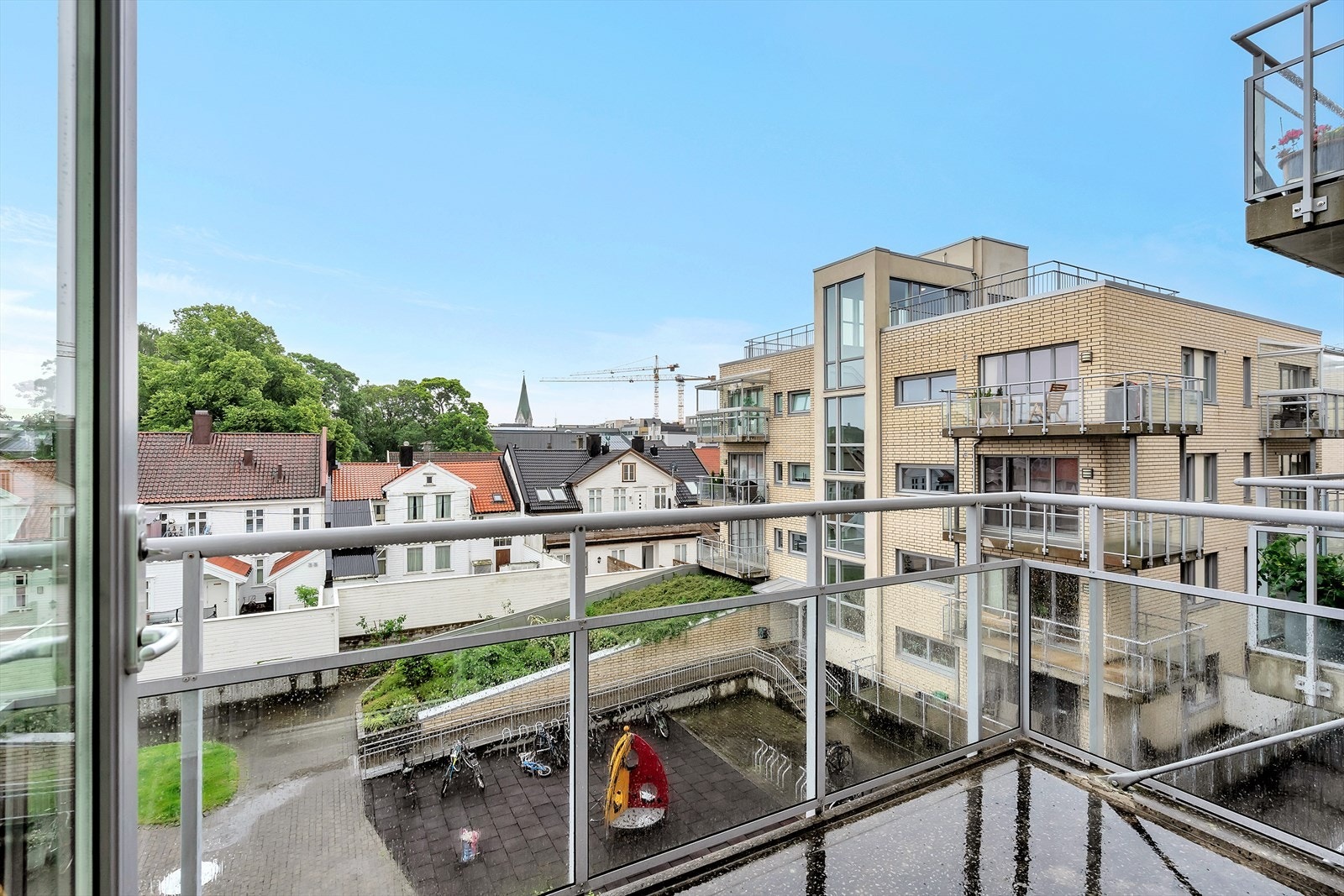 Balkong mot bakgård til borettslaget. Plass til et par stoler og bord Galleribilde