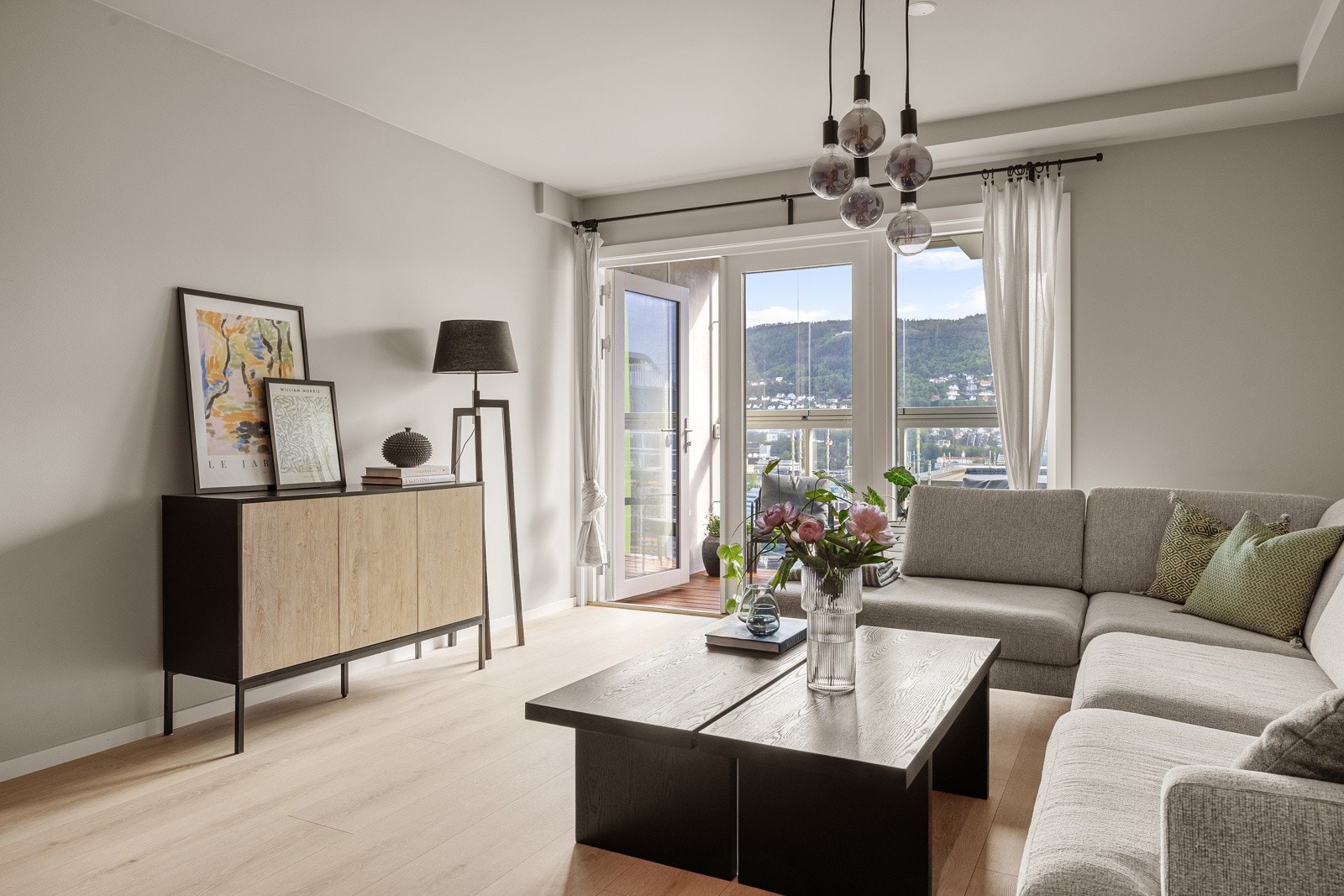 Fra stuen er det utgang til innglasset balkong med fantastisk utsikt Galleribilde