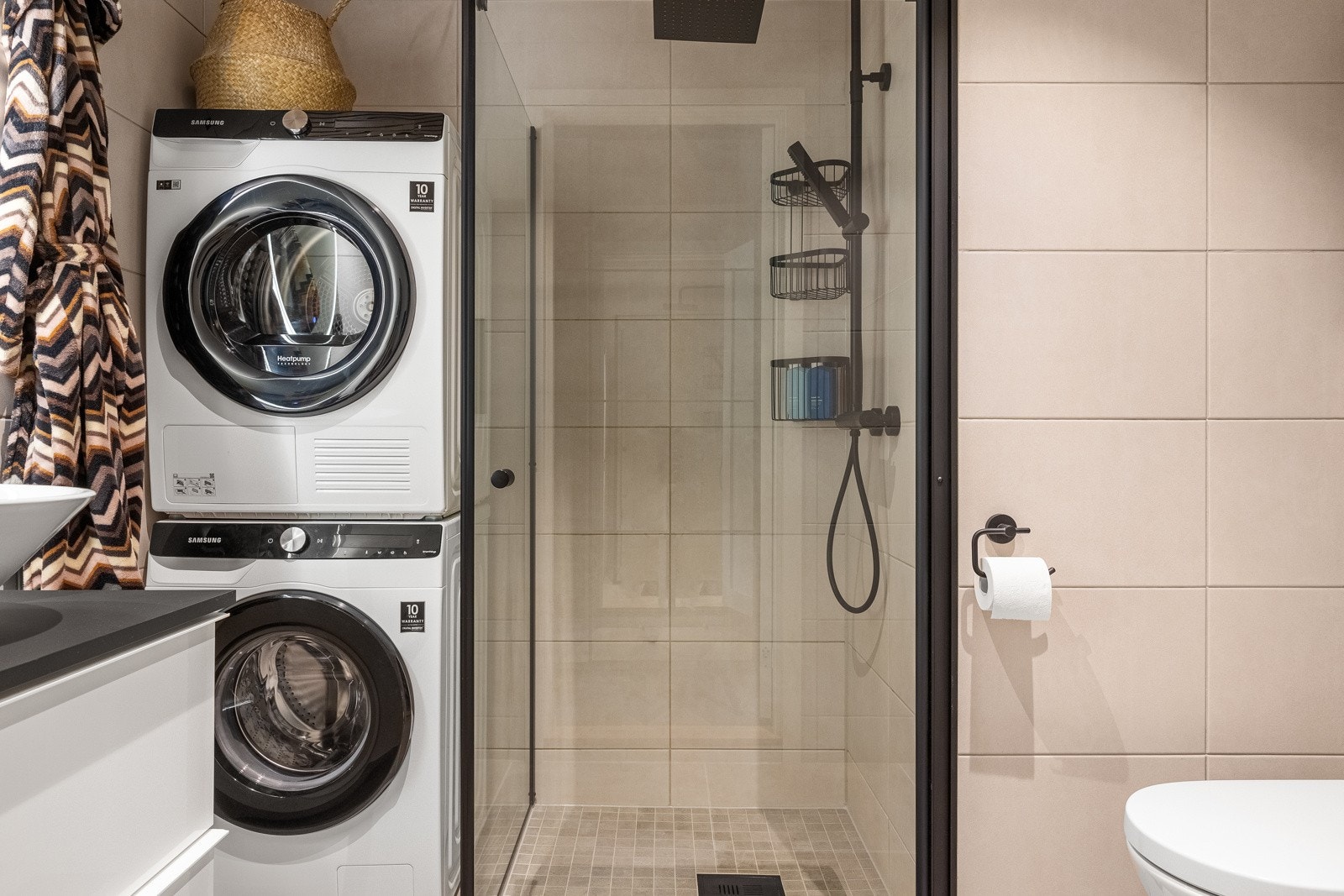 Badet er lekkert, tidsriktig og helfliset med spiler i himling. Galleribilde