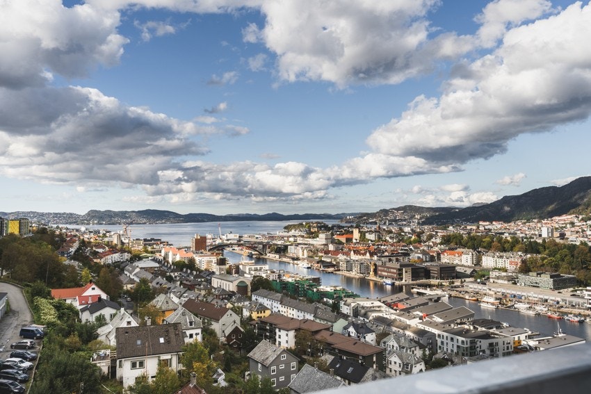 Det er nydelig utsikt over innseilingen til Bergen og på sommerstid er det sol fra morgen til kveld. Galleribilde