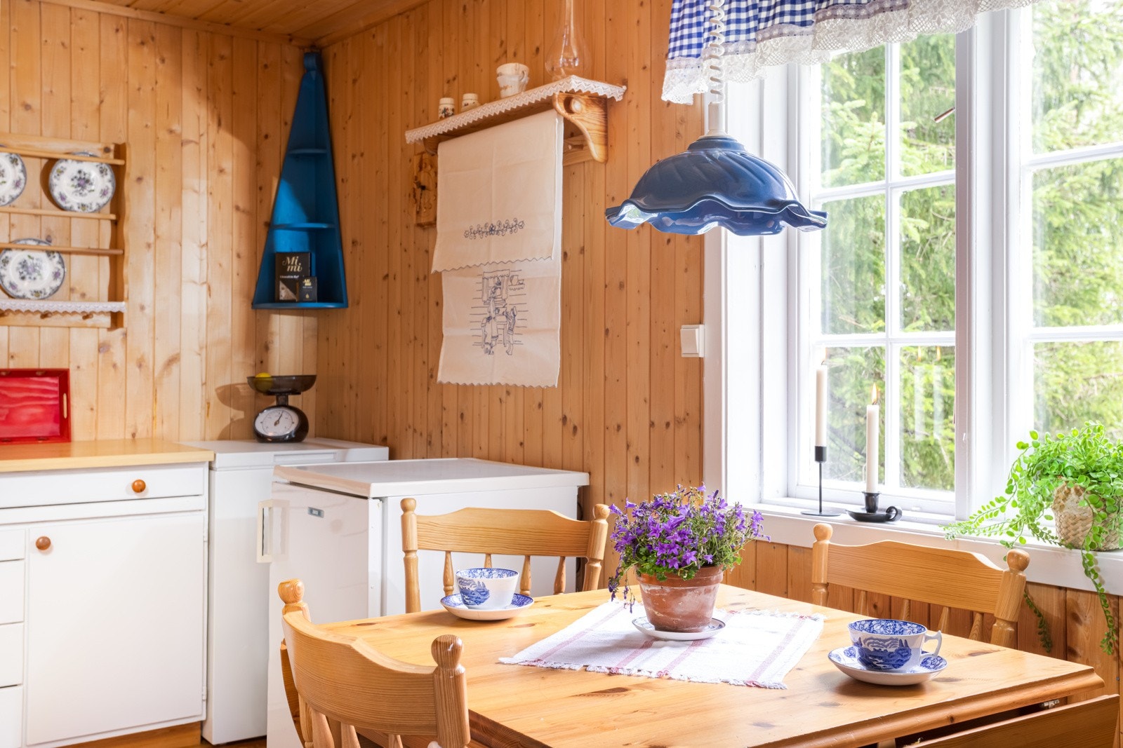 Det er godt utbygget med skap og benkeplass Galleribilde