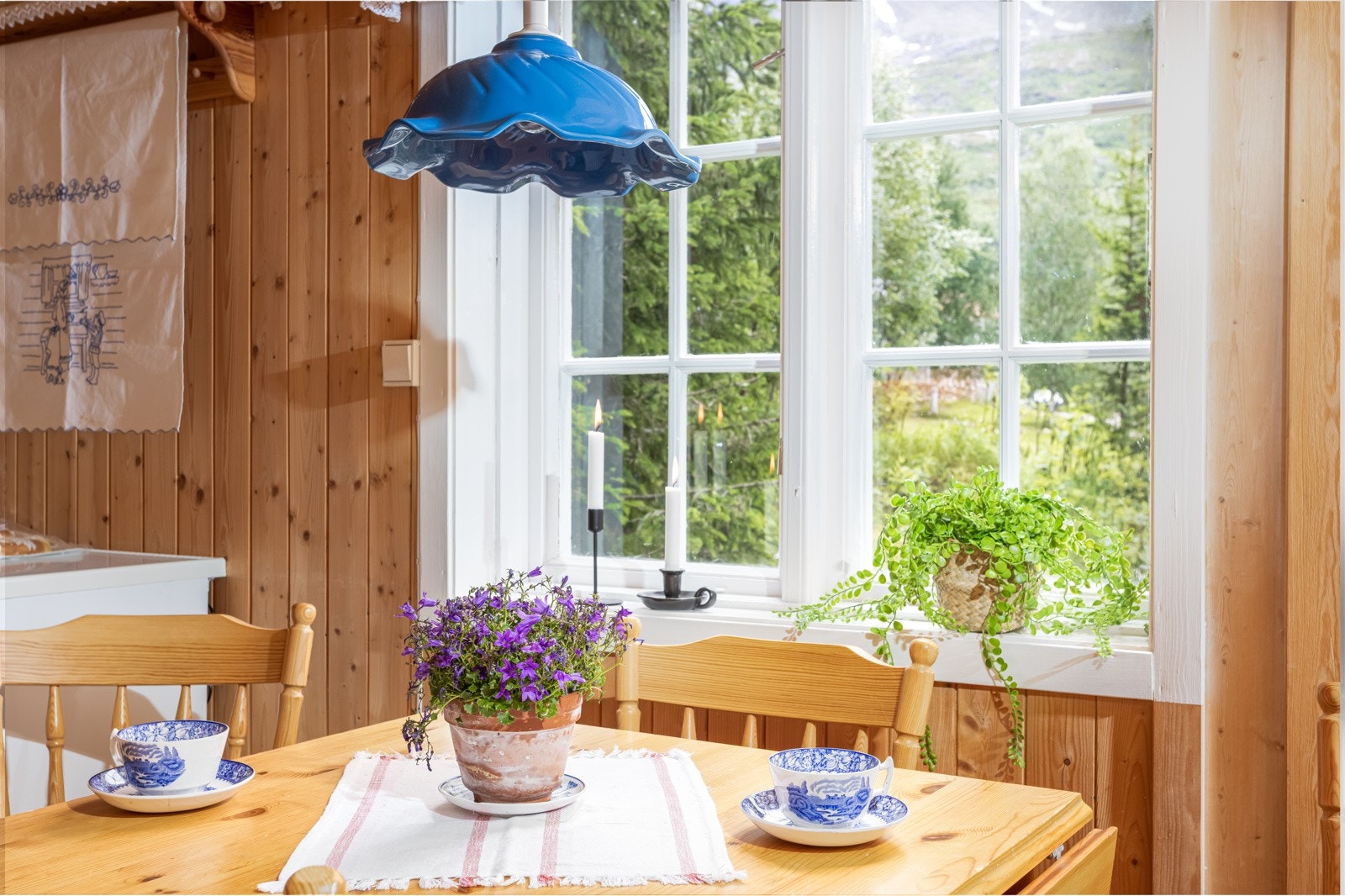 kjøkkenet har en innredning i furu / tre utførelse. Galleribilde