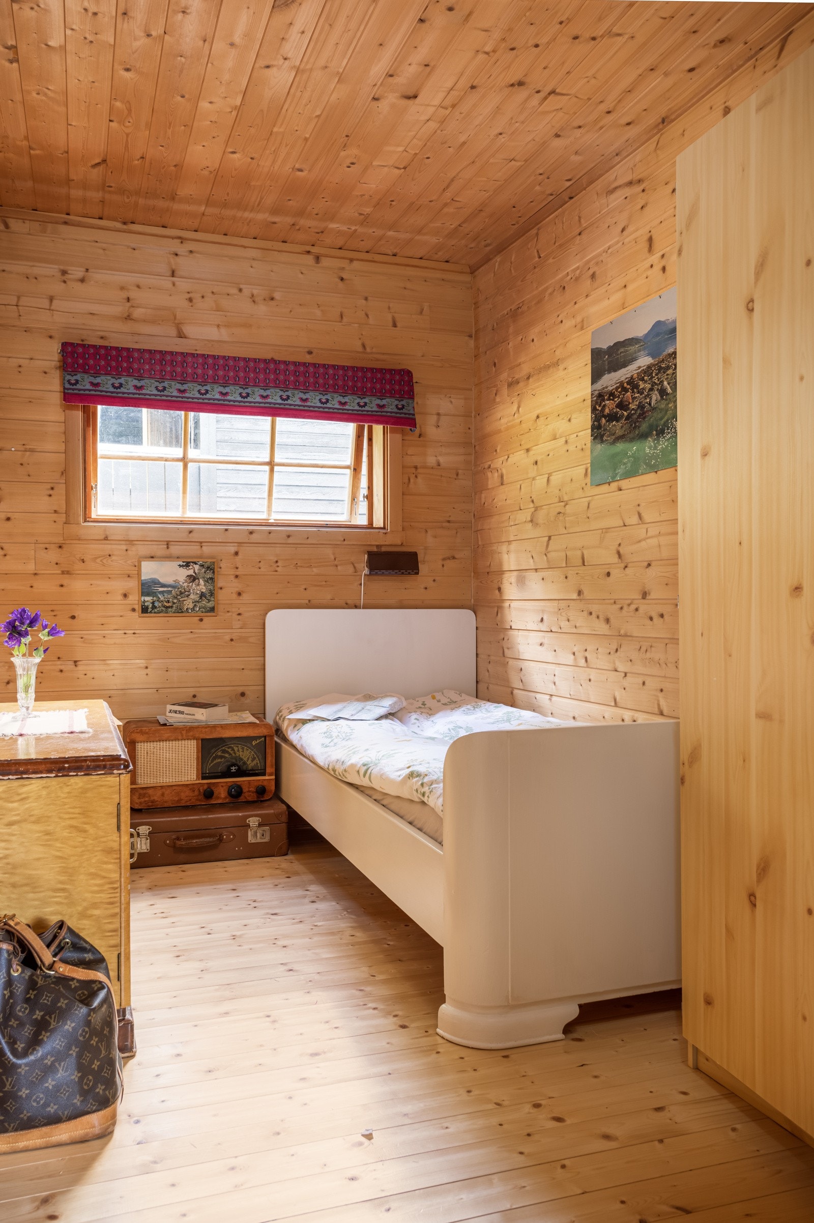 Det er i alt 2 soverom inne i hytten og et ekstra soverom på annekset Galleribilde