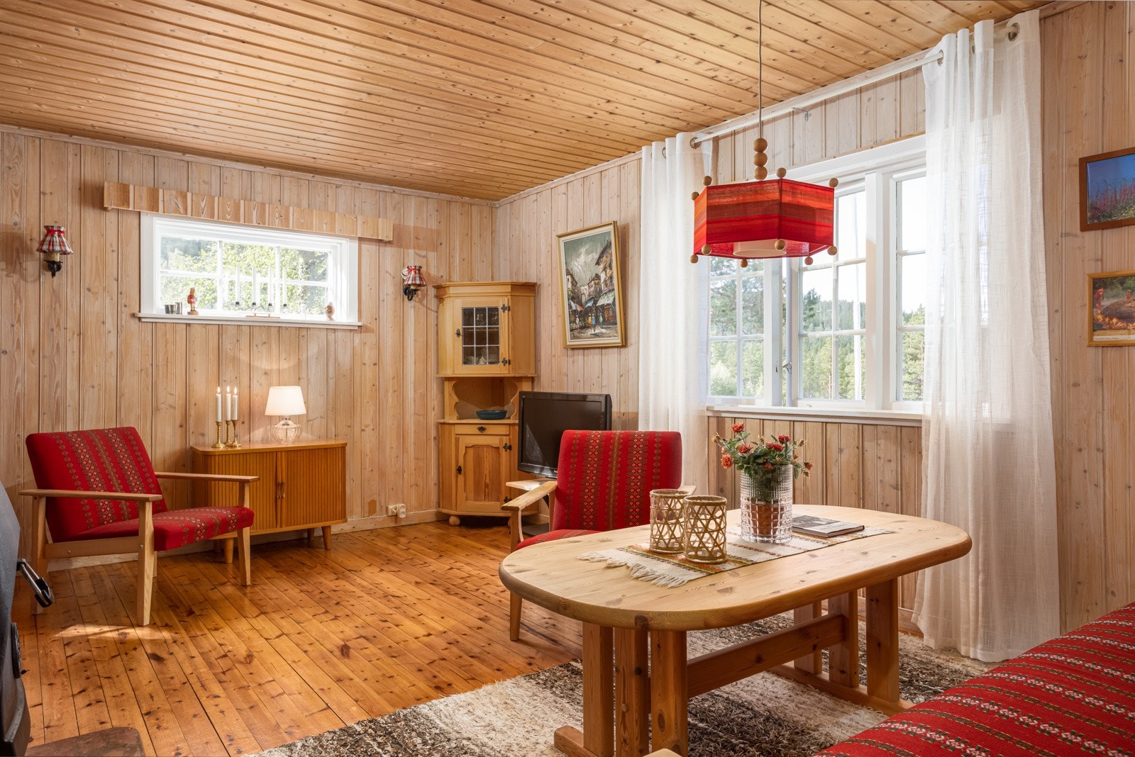 Hytten har en klassisk og tradisjonell hyttestil som skaper koselig hyttestemning Galleribilde