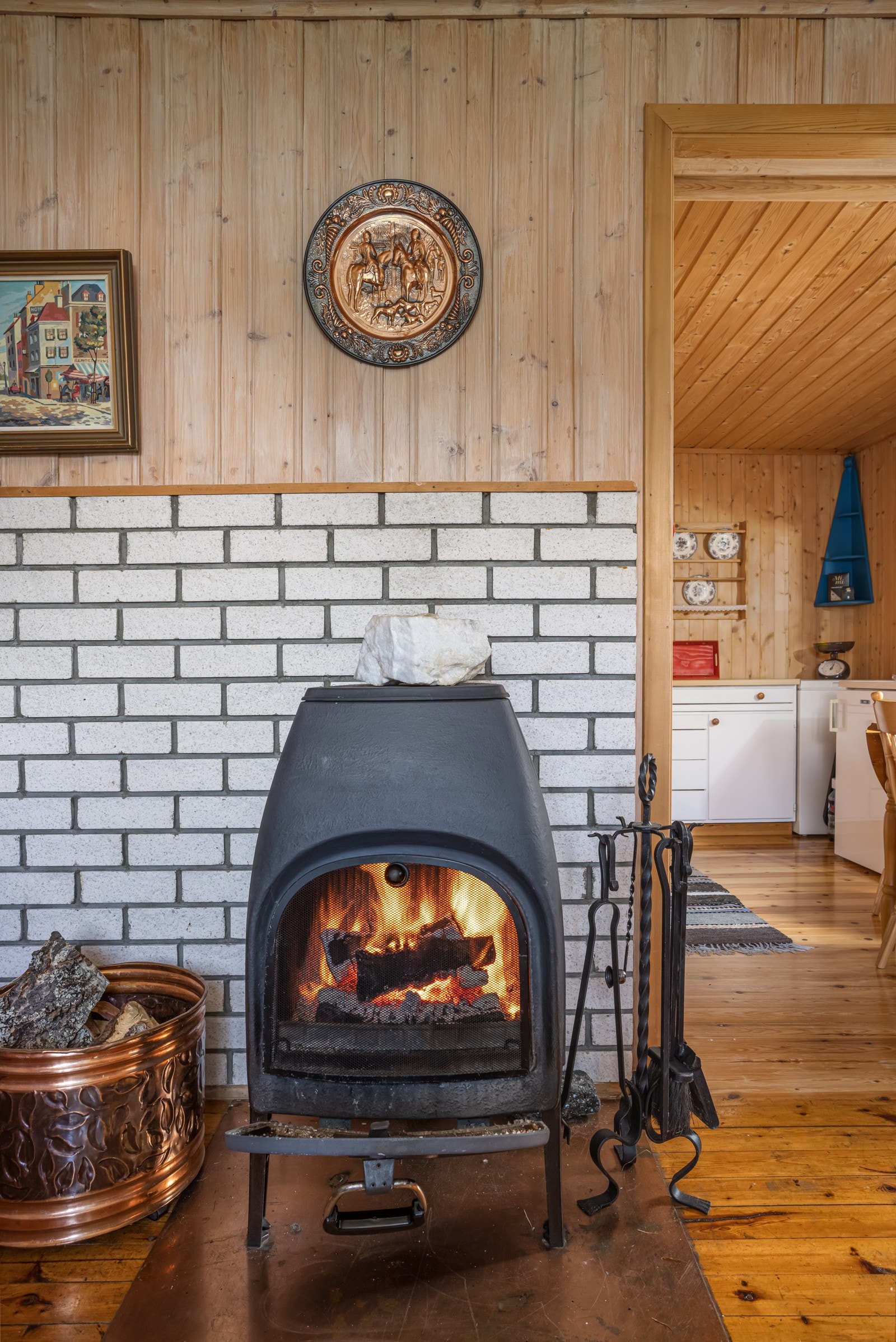 kosen og varmen fra flammene er noe man ikke vil være foruten når man skal kjøpe seg en hytte Galleribilde