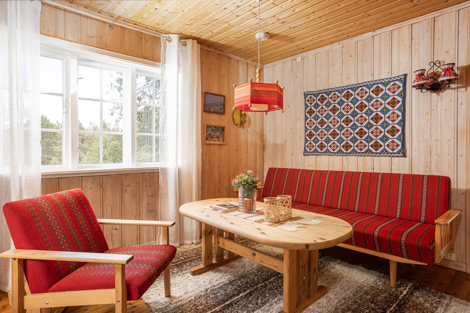 Innvendig er hele hytten kledd med panel på flater og furubord på gulv. Galleribilde