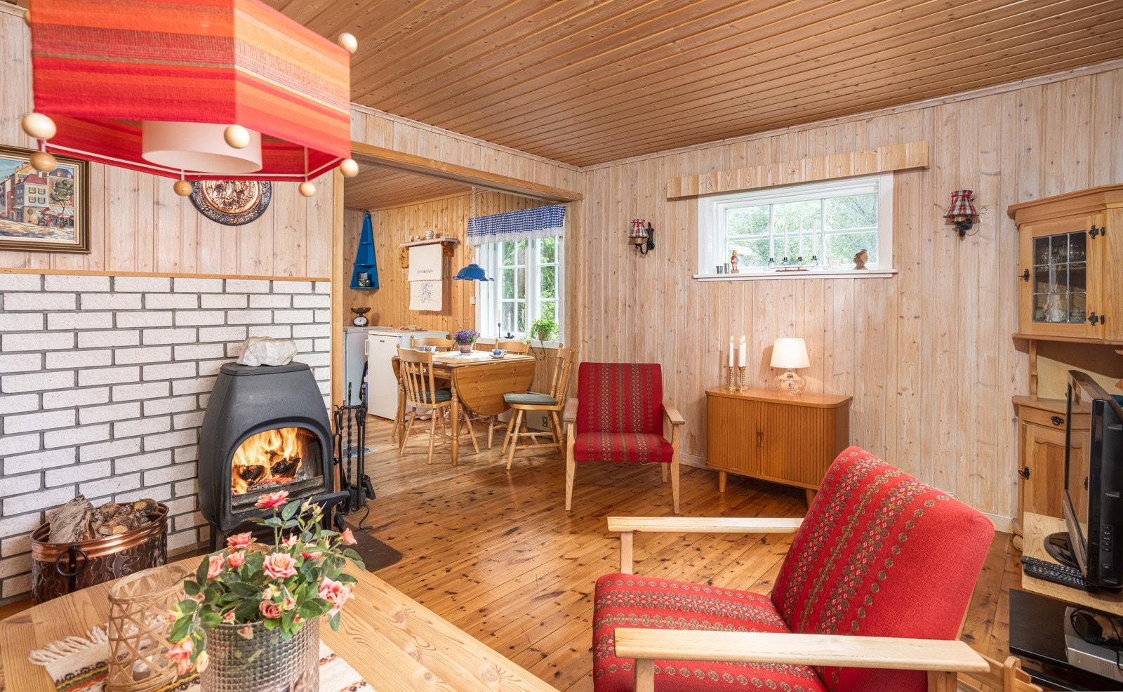 Koselig stue med peis som varmer og knitrer godt på vinterstid Galleribilde