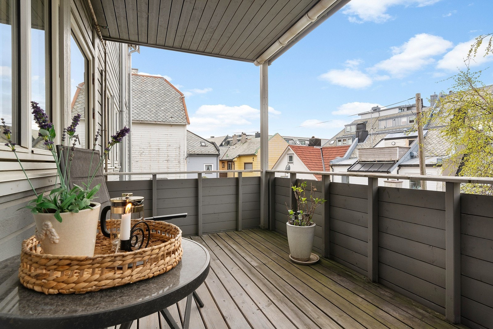Sørvendt, overbygget veranda på ca. 9m² Galleribilde