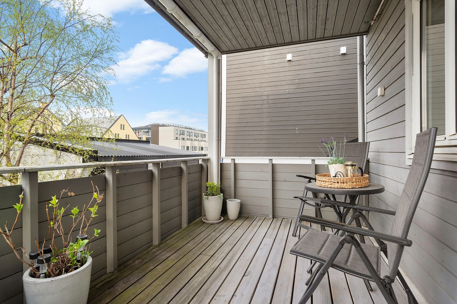 Sørvendt, overbygget veranda på ca. 9m² Galleribilde