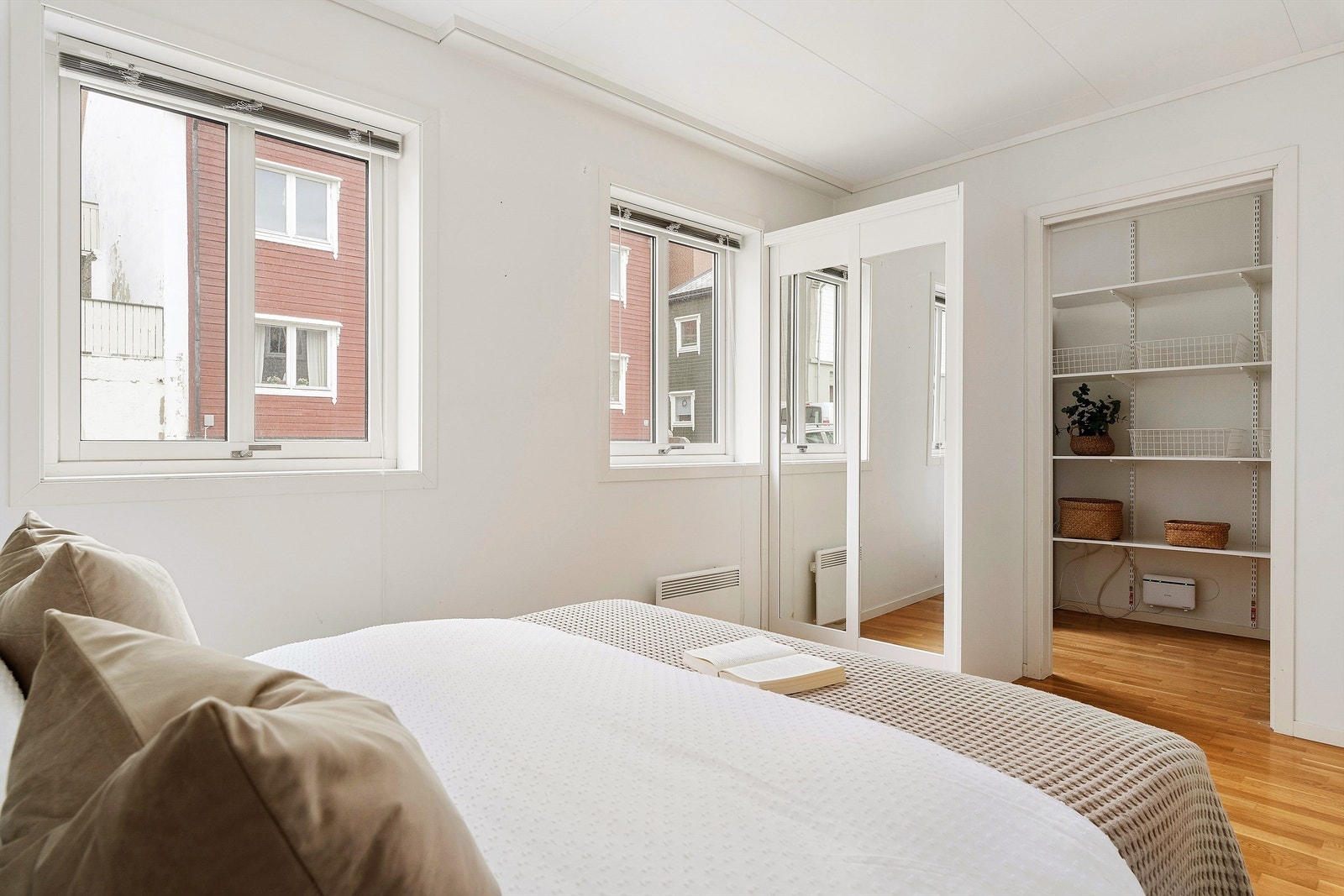 Hovedsoverom med walk-in garderobe / bod Galleribilde