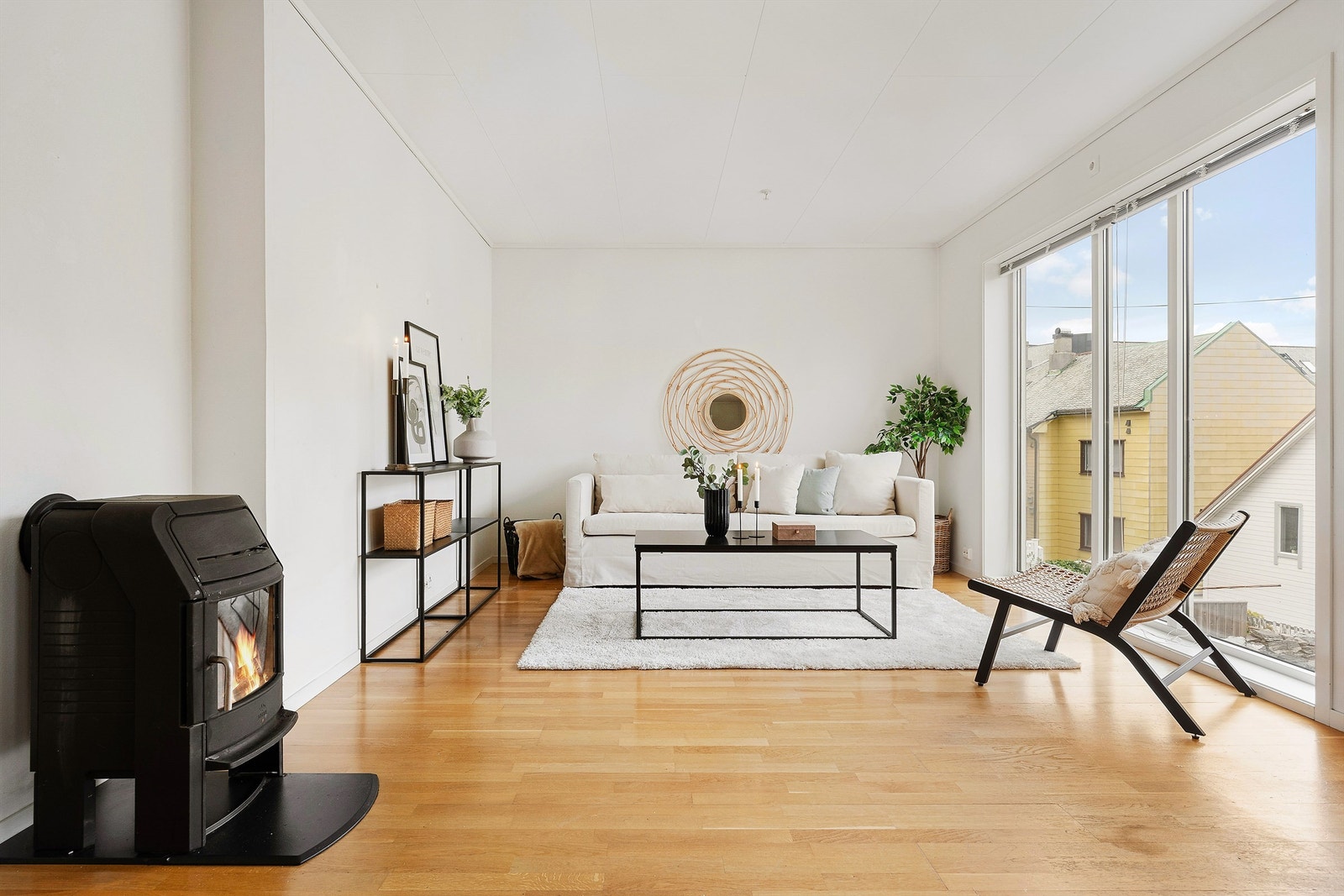 Lys og innbydende stue med peis Galleribilde