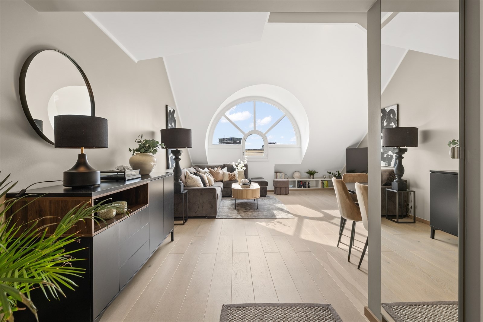 Gjennomgående gode farge- og materialvalg. Flott parkett fra 2016 Galleribilde