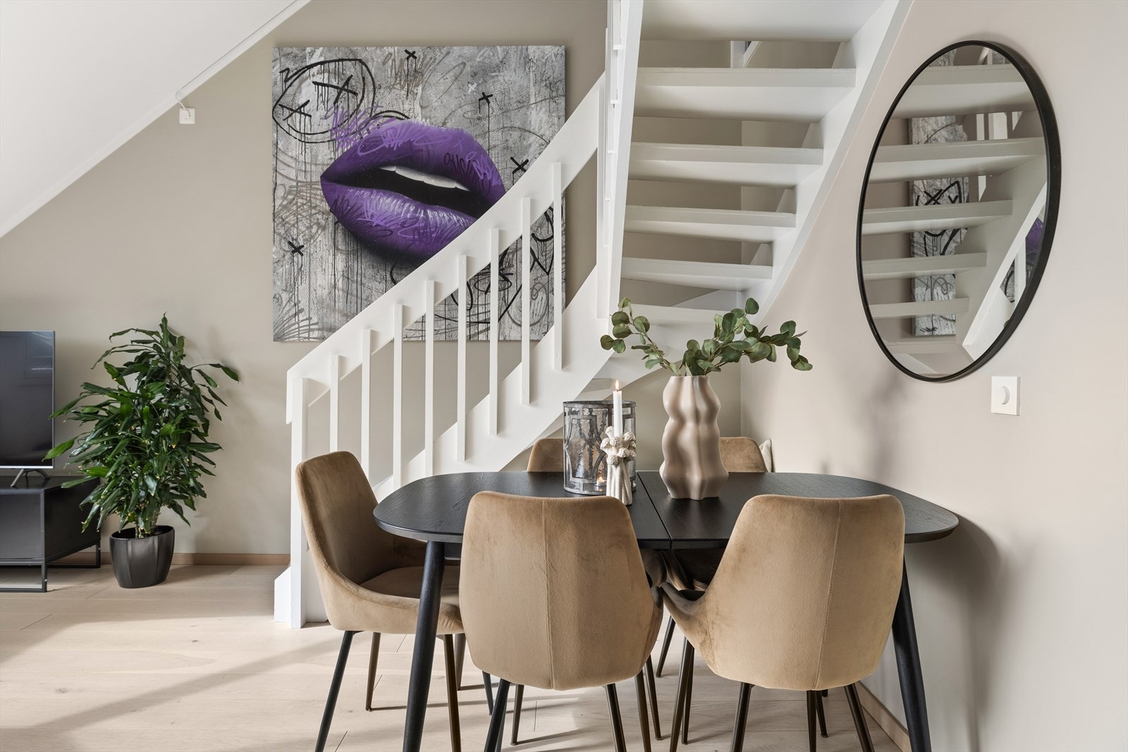 I stue er det god plass til flere sittegrupper Galleribilde