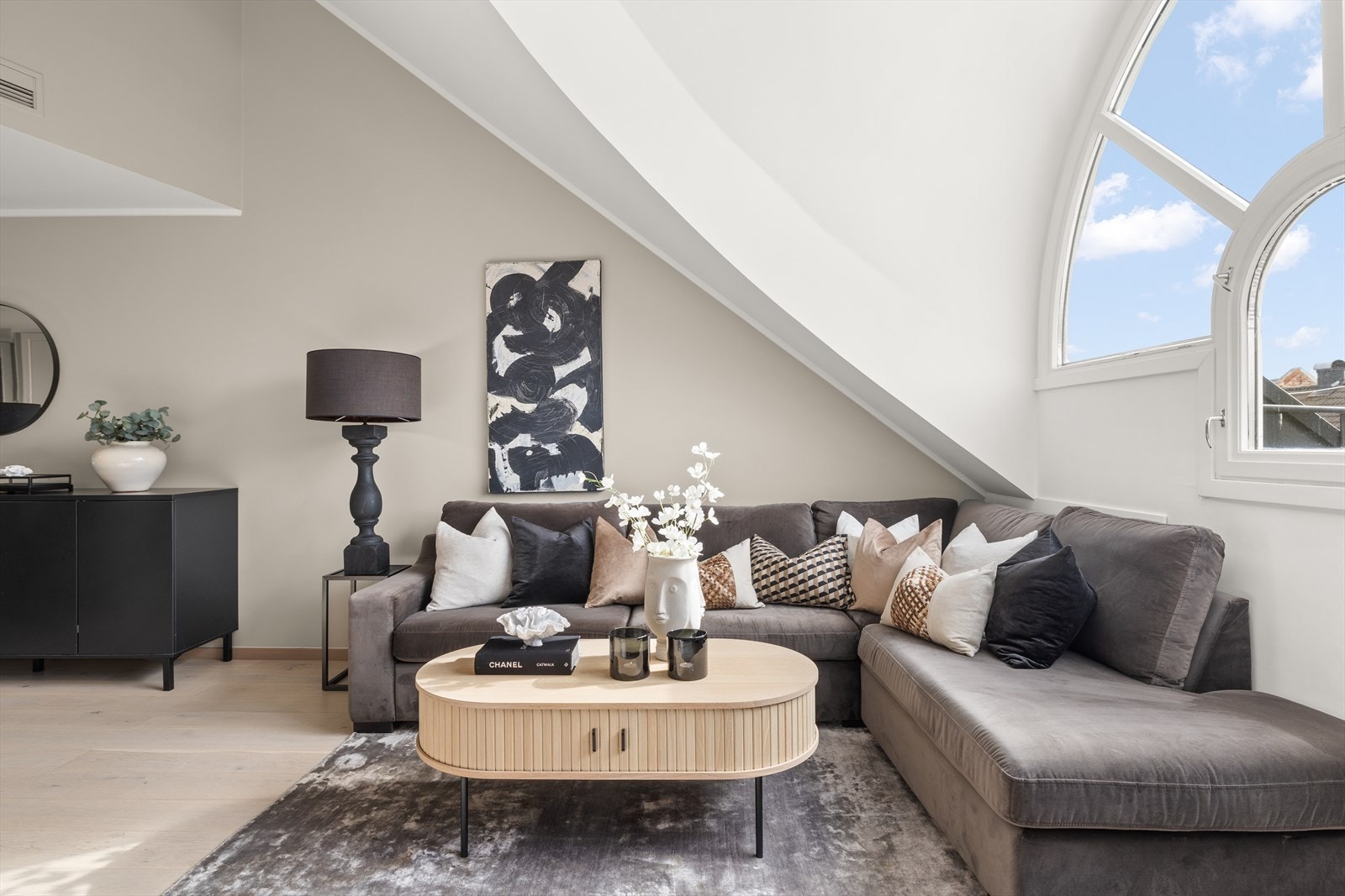 Innbydende og lys stue med flott utsikt og ingen innsyn Galleribilde