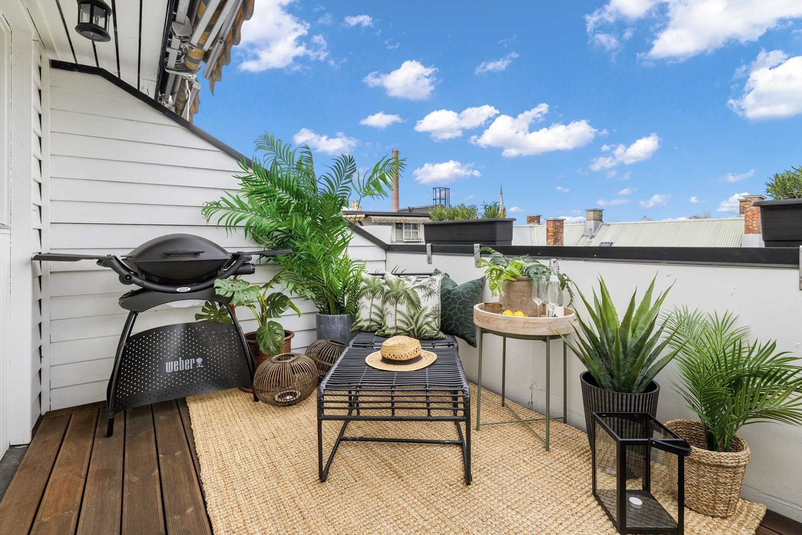 Her er det fin plass til sittegruppe, grill m.m. Galleribilde