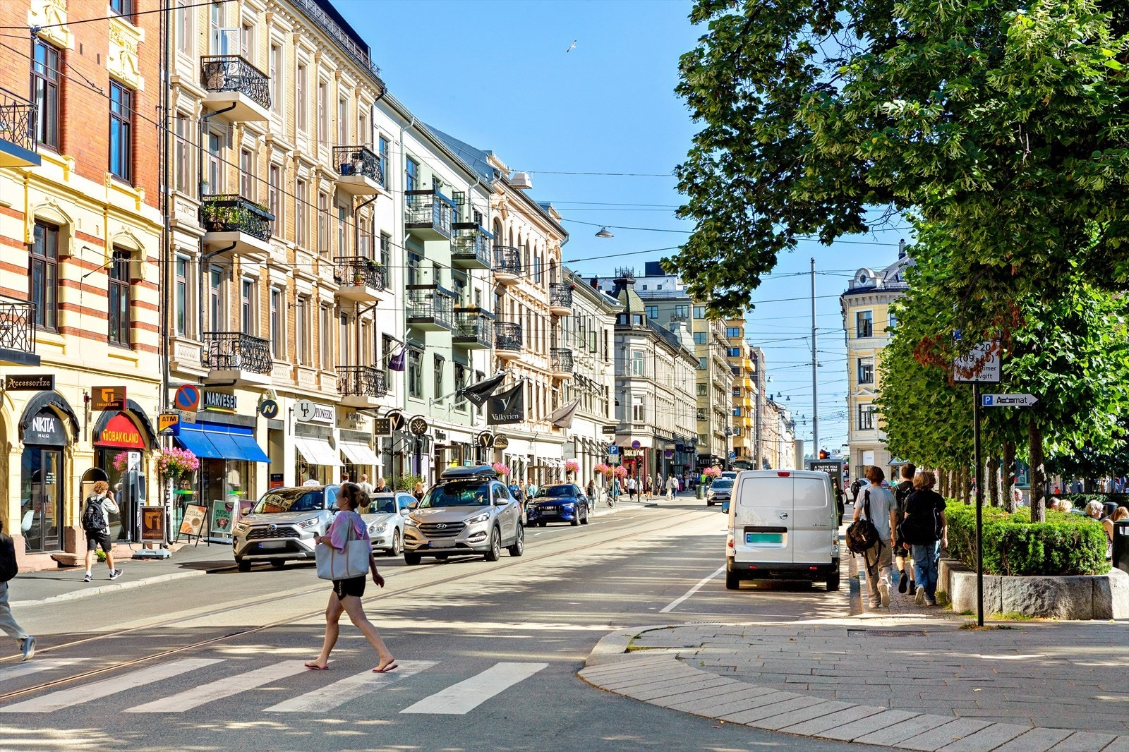 Nærområdet er godt dekket med kollektiv tilbud med kort vei til T-bane, buss, flybuss og trikk med hyppige avganger Galleribilde