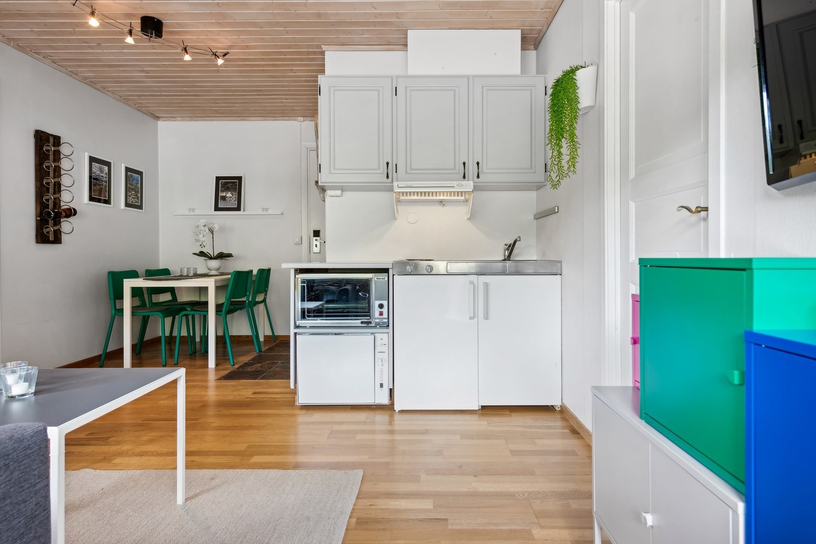 Kjøkkenet er plassert sentralt i leiligheten, her har du plass til både familie og venner. Galleribilde