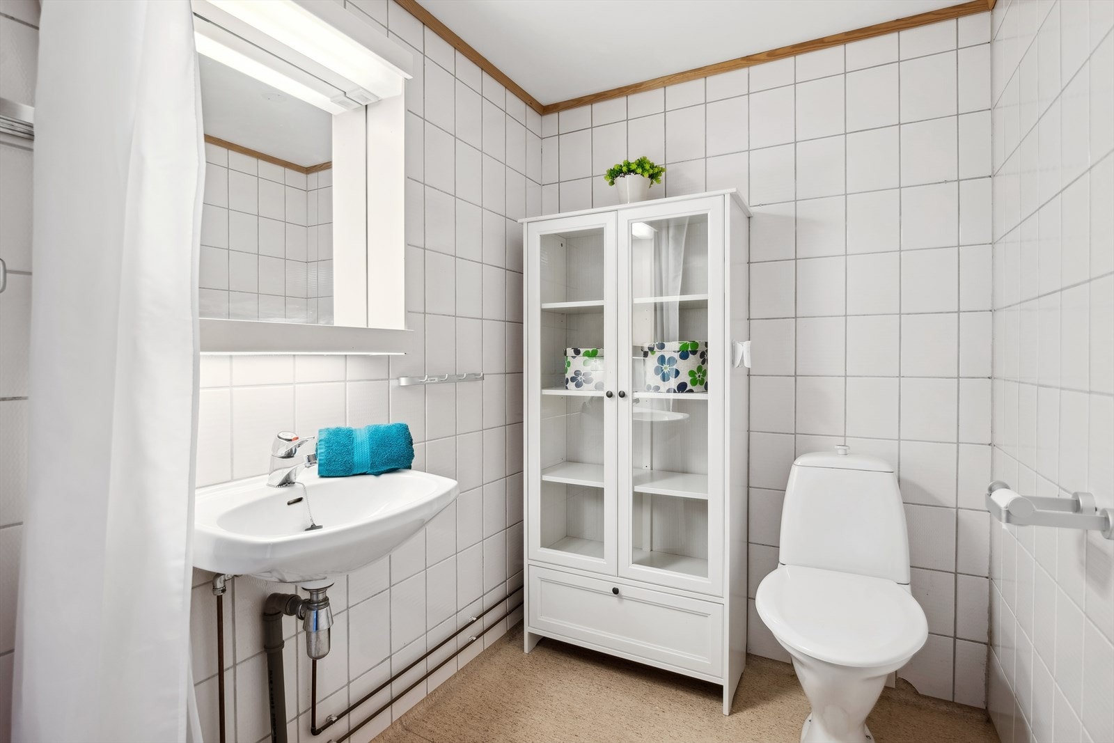 Leiligheten har et romslig baderom, belegg på gulv og fliser på veggene. Galleribilde