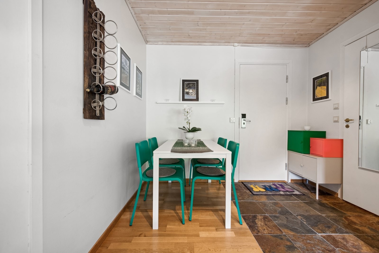 Med den åpne stue og kjøkkenløsningen kan du enkelt gå fra matlaging til servering uten å forlate samtalen eller fellesskapet. Galleribilde