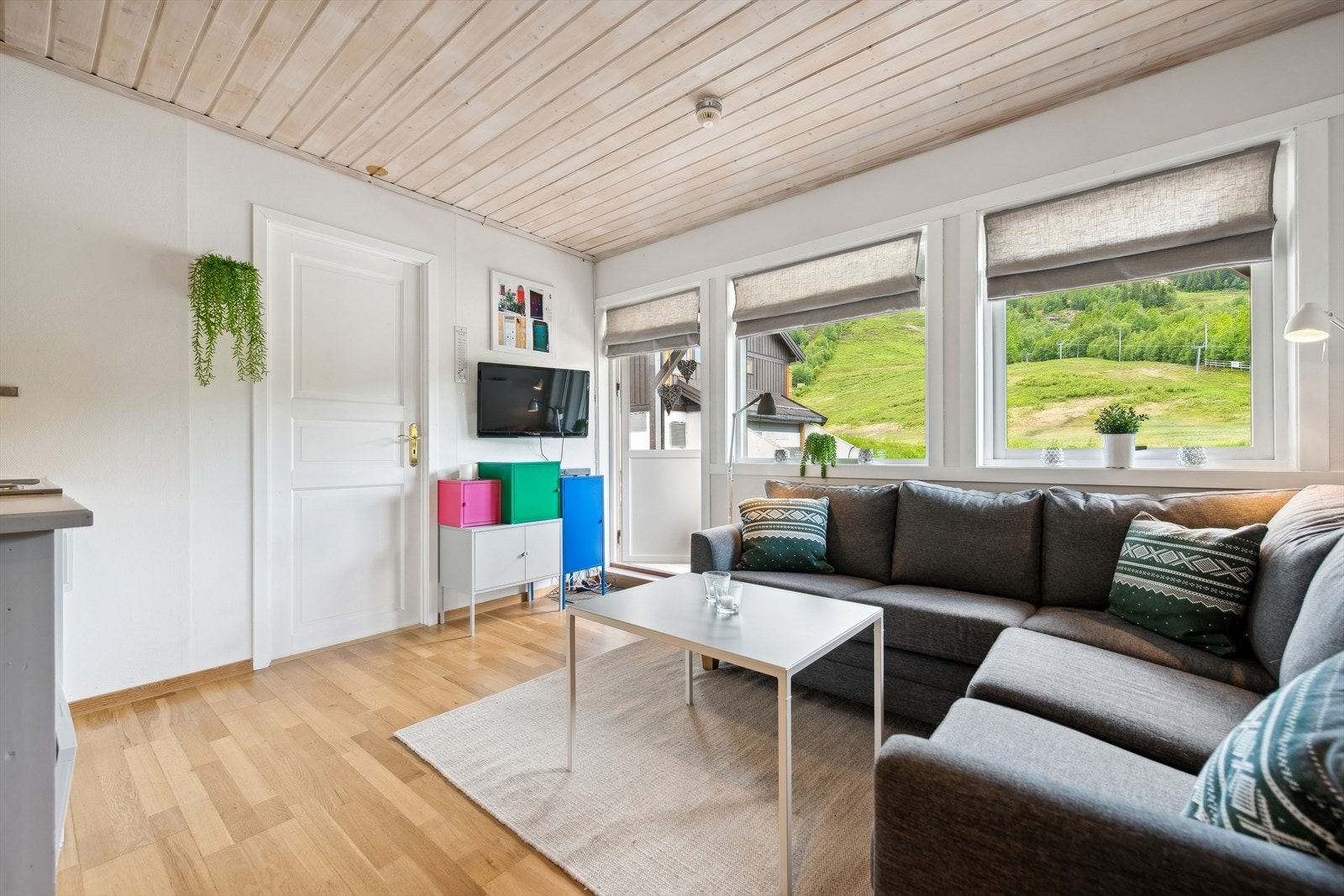 Fra stua er det direkte tilgang ut til stor overbygget veranda på hele 11m2. Det er port i verandarekka slik at du også kan gå videre ut i naturen. Galleribilde