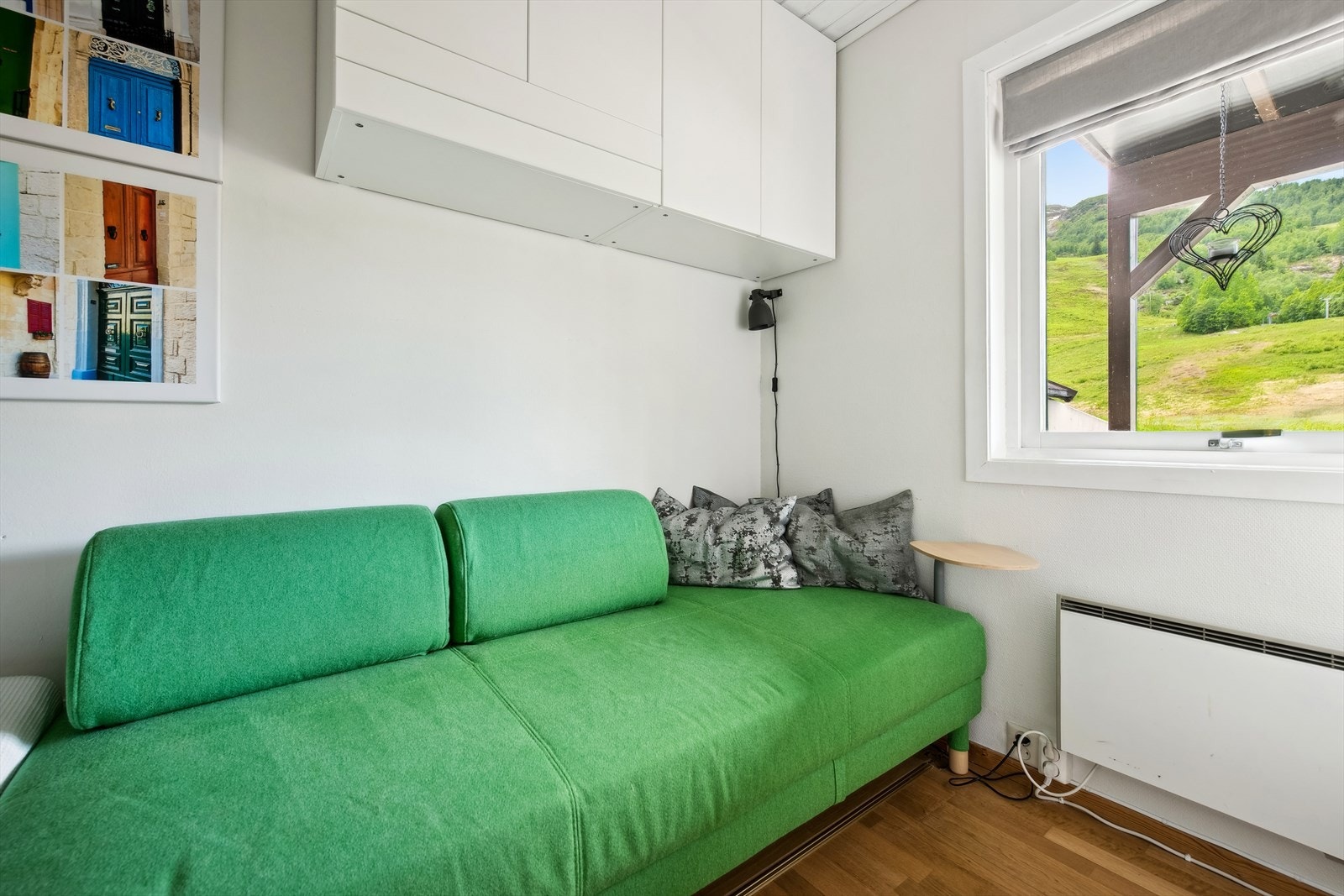 Soverom II er også romslig og allsidig som hovedsoverommet. Med god plass til seng og sovesofa, kan dette rommet enkelt fungere som et gjesterom, et ekstra soverom for familiemedlemmer kombinert som TV stue. Galleribilde