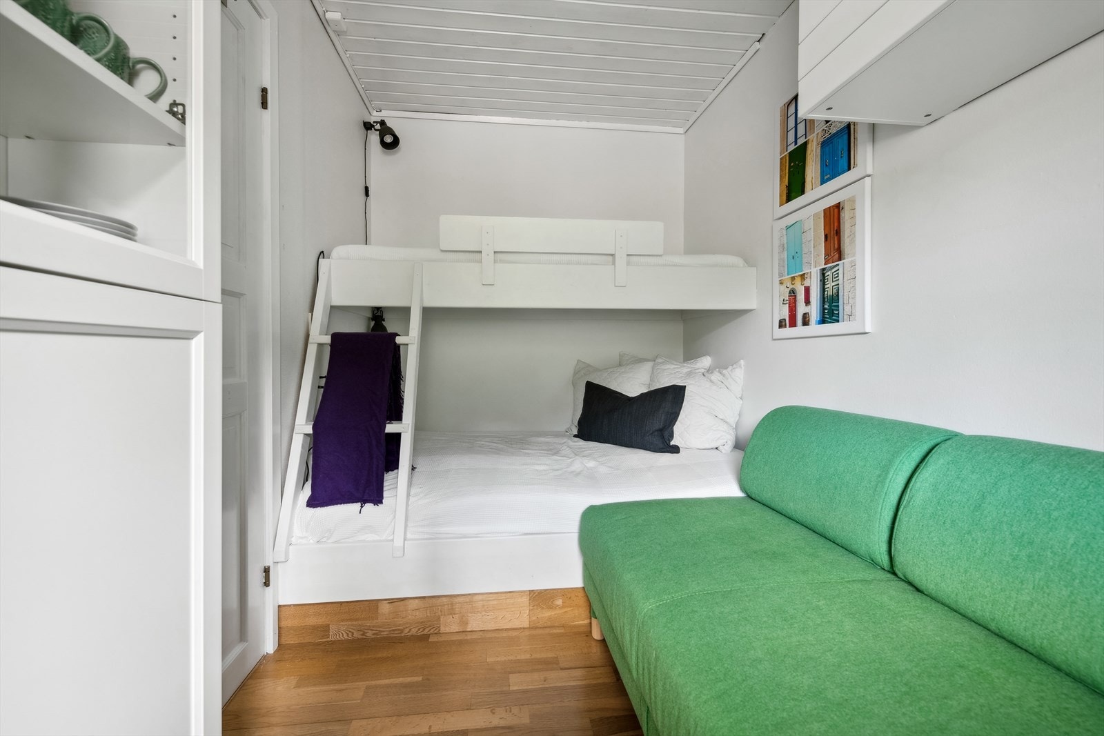 Leilighetens andre soverom, her utstyrt med familiekøye og sovesofa. Galleribilde