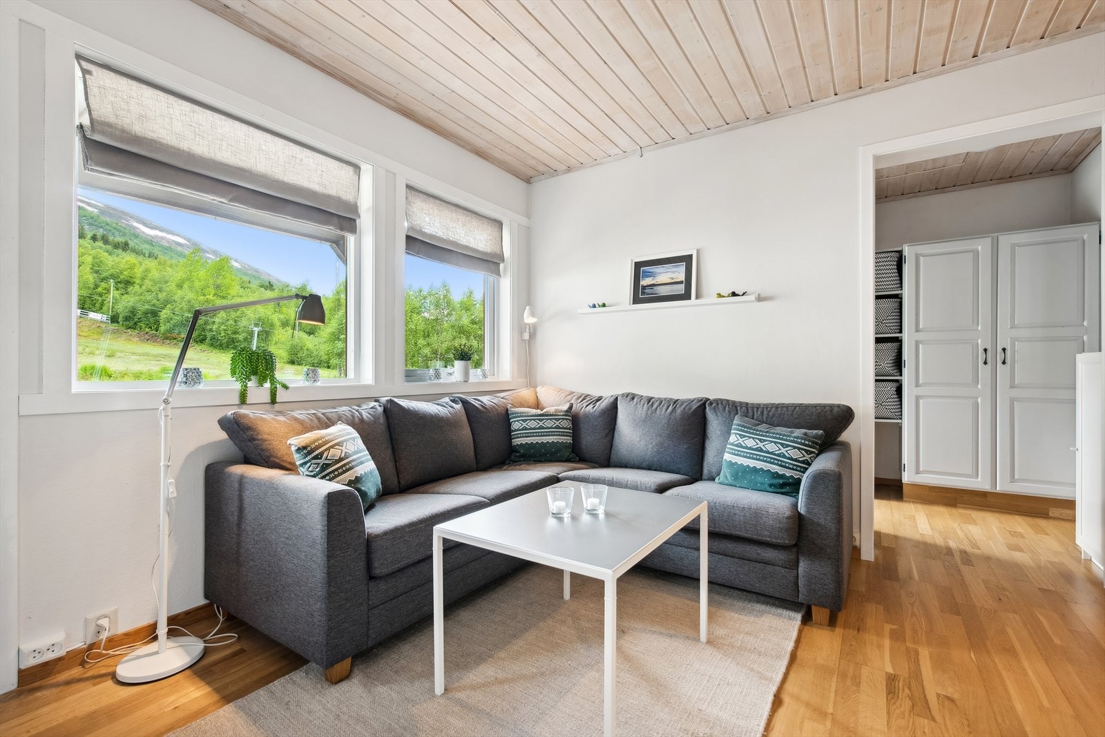 Flott og praktisk eierleiligheten, rikelig med utsyn og godt med naturlig lysinnslipp. Galleribilde