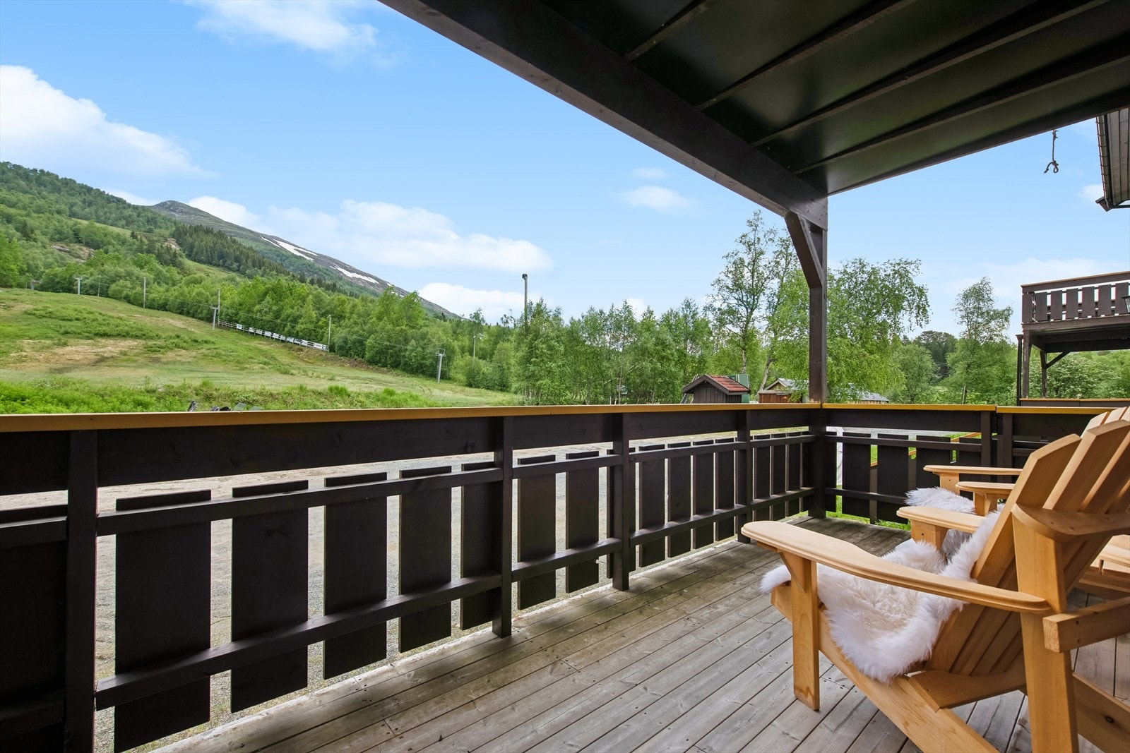 Terrassen er et ekstra rom i seg selv, et utendørs fristed hvor du kan koble av og lade batteriene og nyte ettermiddagssolen. Galleribilde