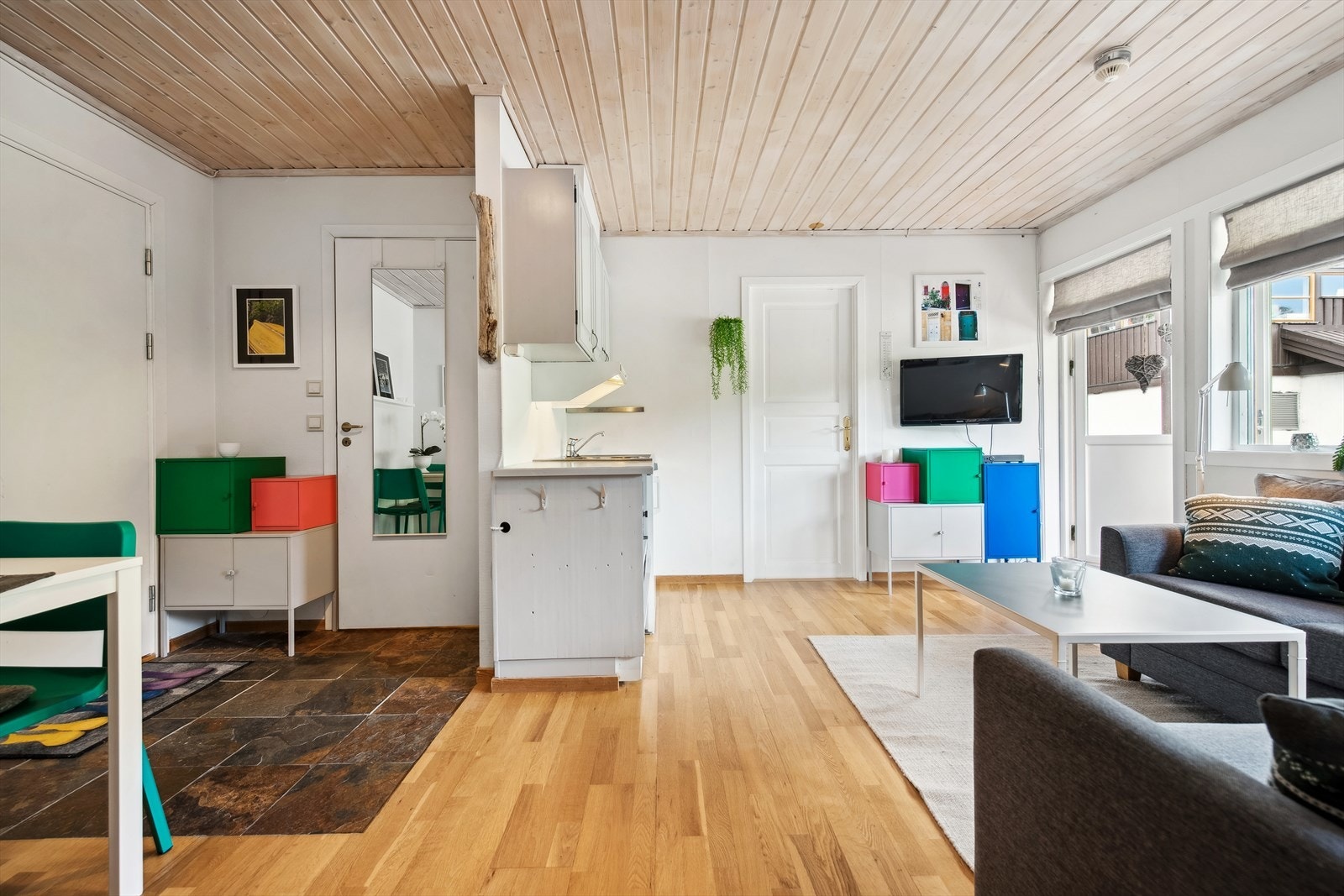 Leiligheten byr på åpen stue og kjøkkenløsning. Galleribilde