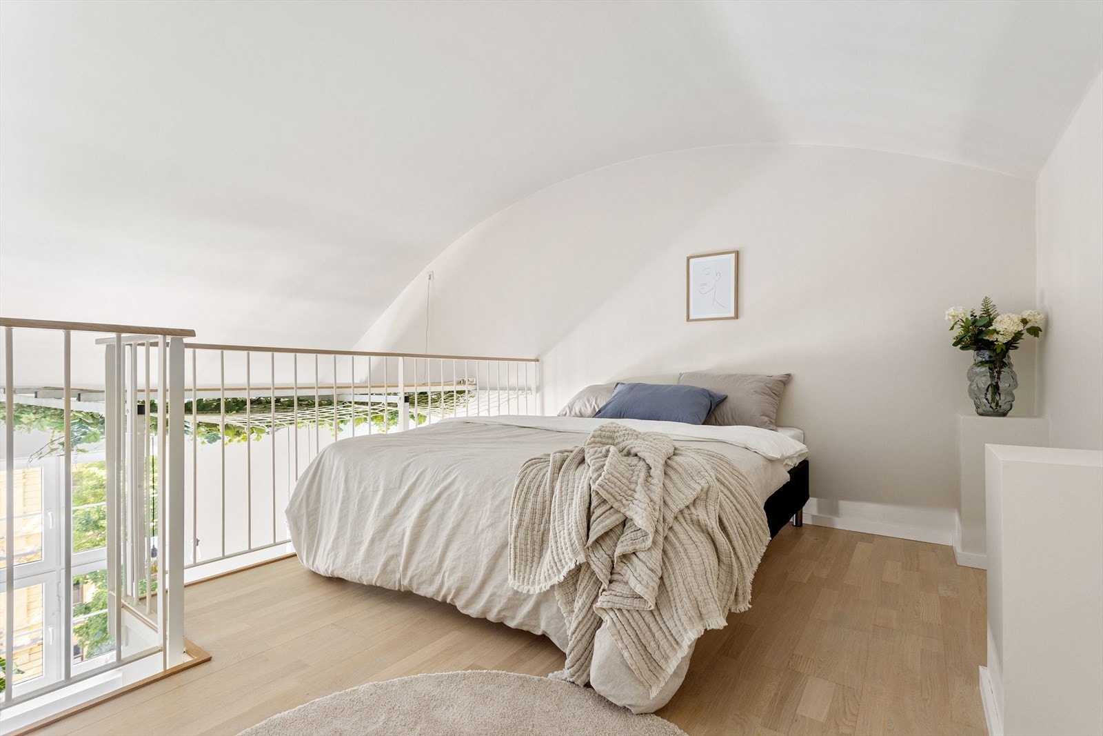 Hemsen er romslig og har en god takhøyde på ca. 2,36m på det høyeste og ca. 1,76m på det laveste. Galleribilde