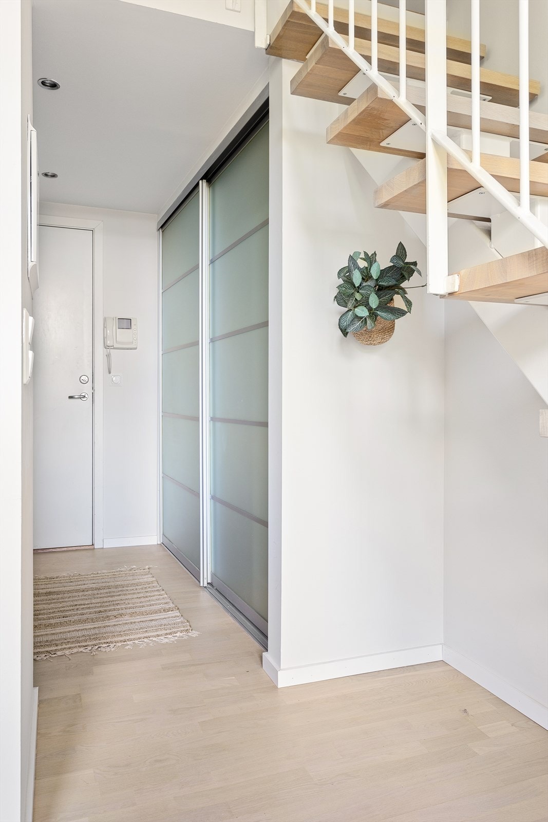 Fra stuen har du adkomst til en romslig entré/gang med garderobeskap. Galleribilde