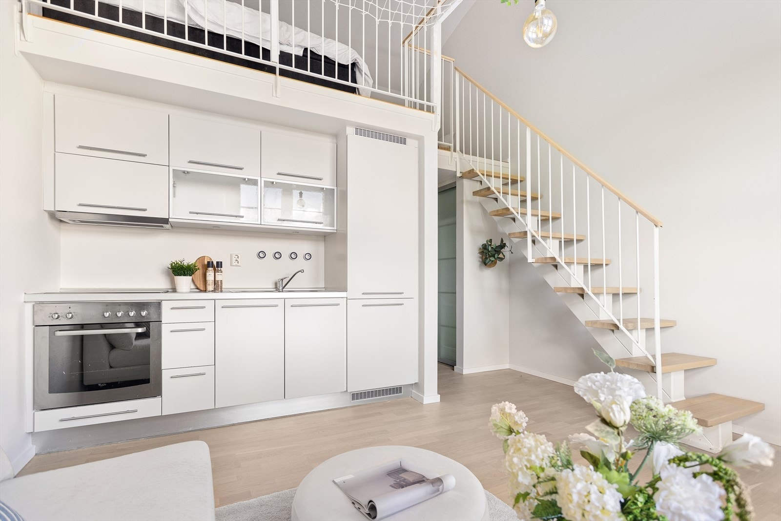 Leiligheten har en god takhøyde i stuen på ca. 4,7m på det høyeste. Galleribilde