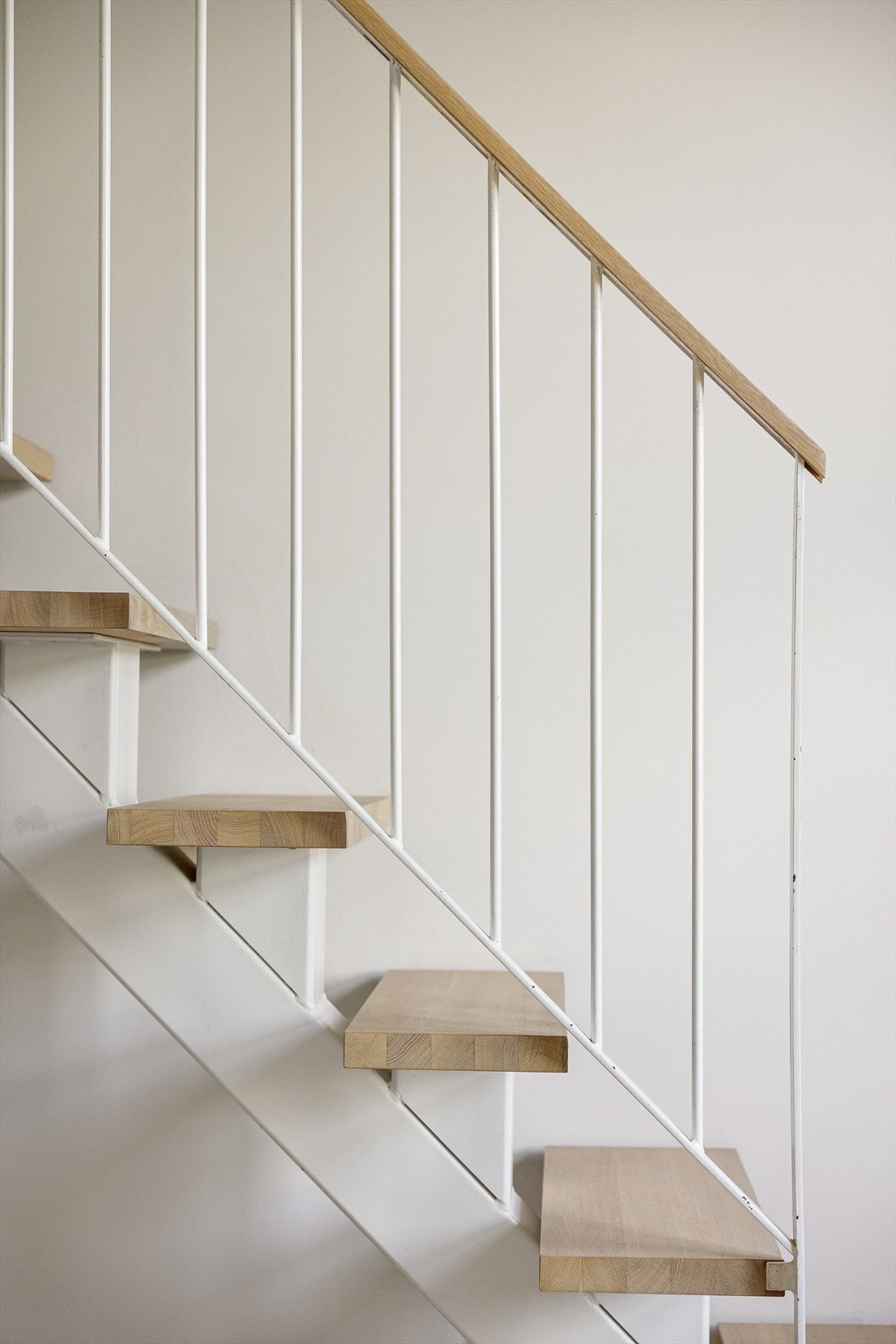 Oppvarming hovedsakelig via panelovn i stue og varmekabler på bad. Galleribilde