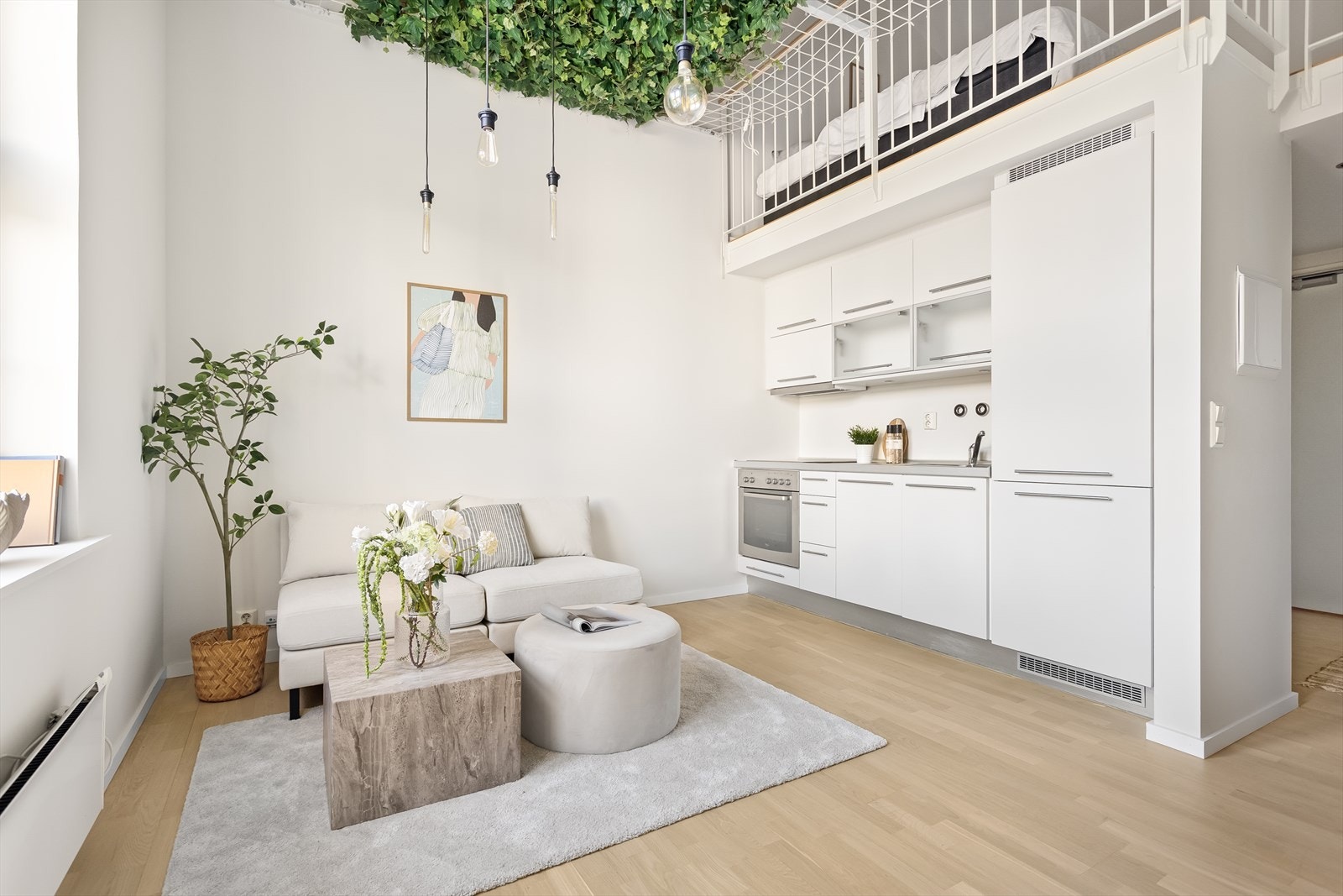 Leiligheten har blitt pusset opp i 2024 med malte overflater i hele leiligheten, slipt og oljet gulv ved 1. etasje, hems og trapp, oppgradering av kjøkkenskap og hengsler og nye lister. Galleribilde