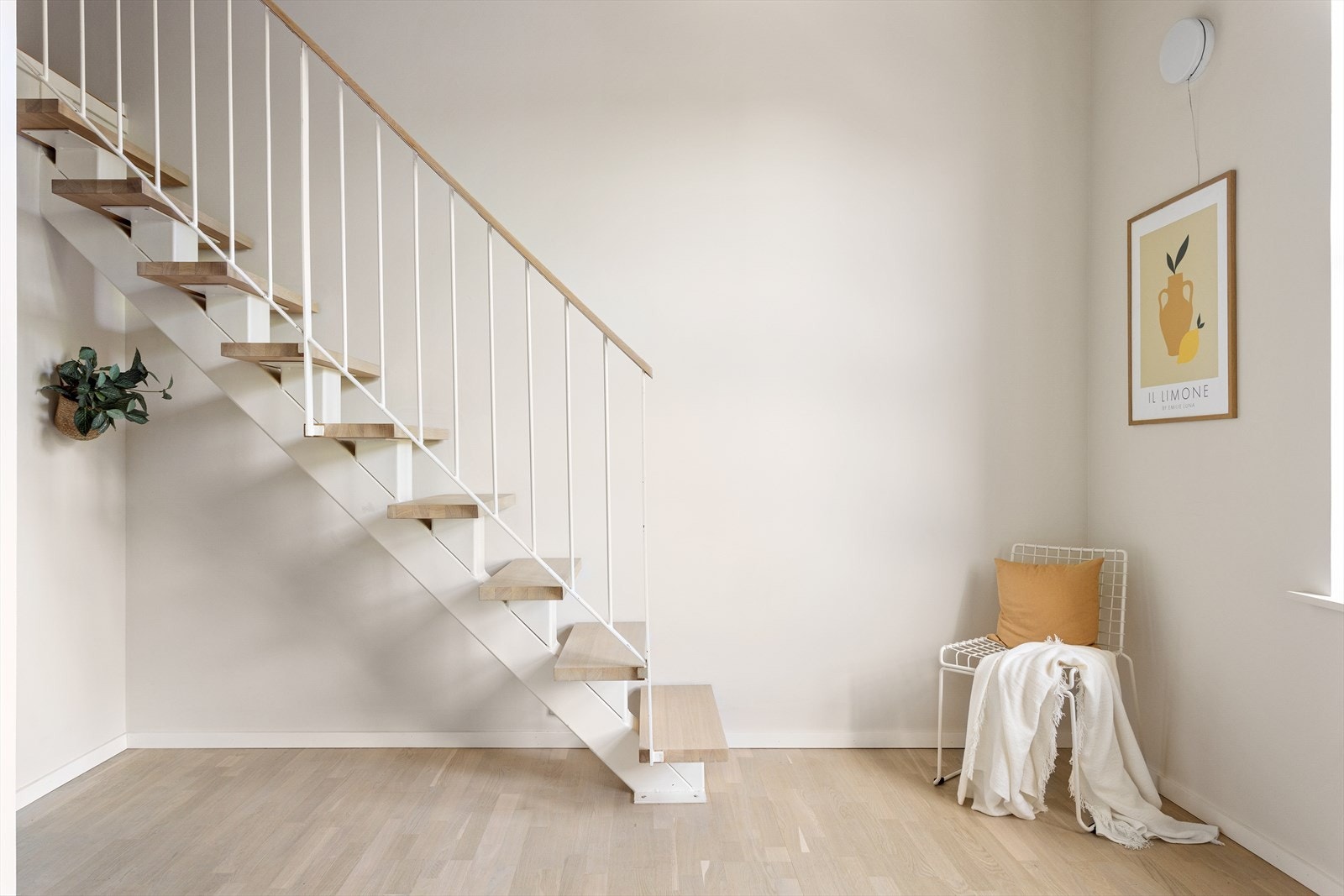 Leiligheten har fellesgjeld på kroner 81 000 (01.05.2024). Det er IN-ordning av fellesgjeld. Ved full innfrielse av fellesgjelden, minsker felleskostnadene med kroner 558 per mnd. iht. styreleder. Galleribilde