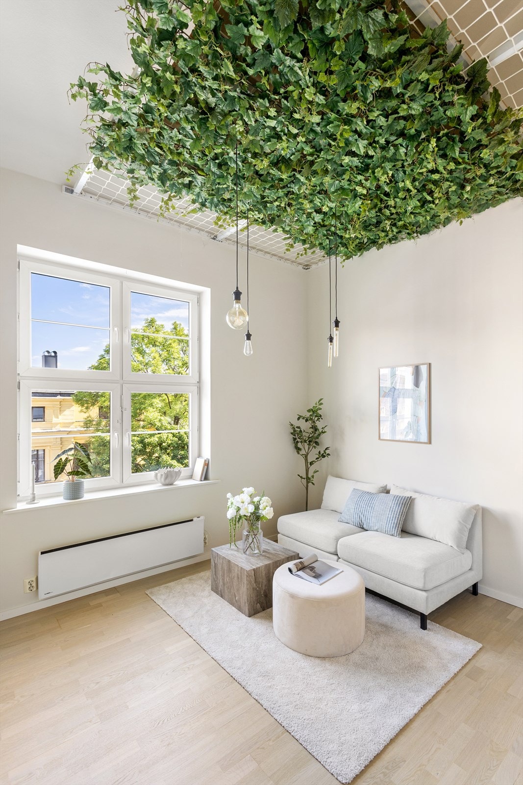 Kreativ løsning for å både utnytte volumet av leiligheten og for å gi en koselig følelse av stuen. Galleribilde