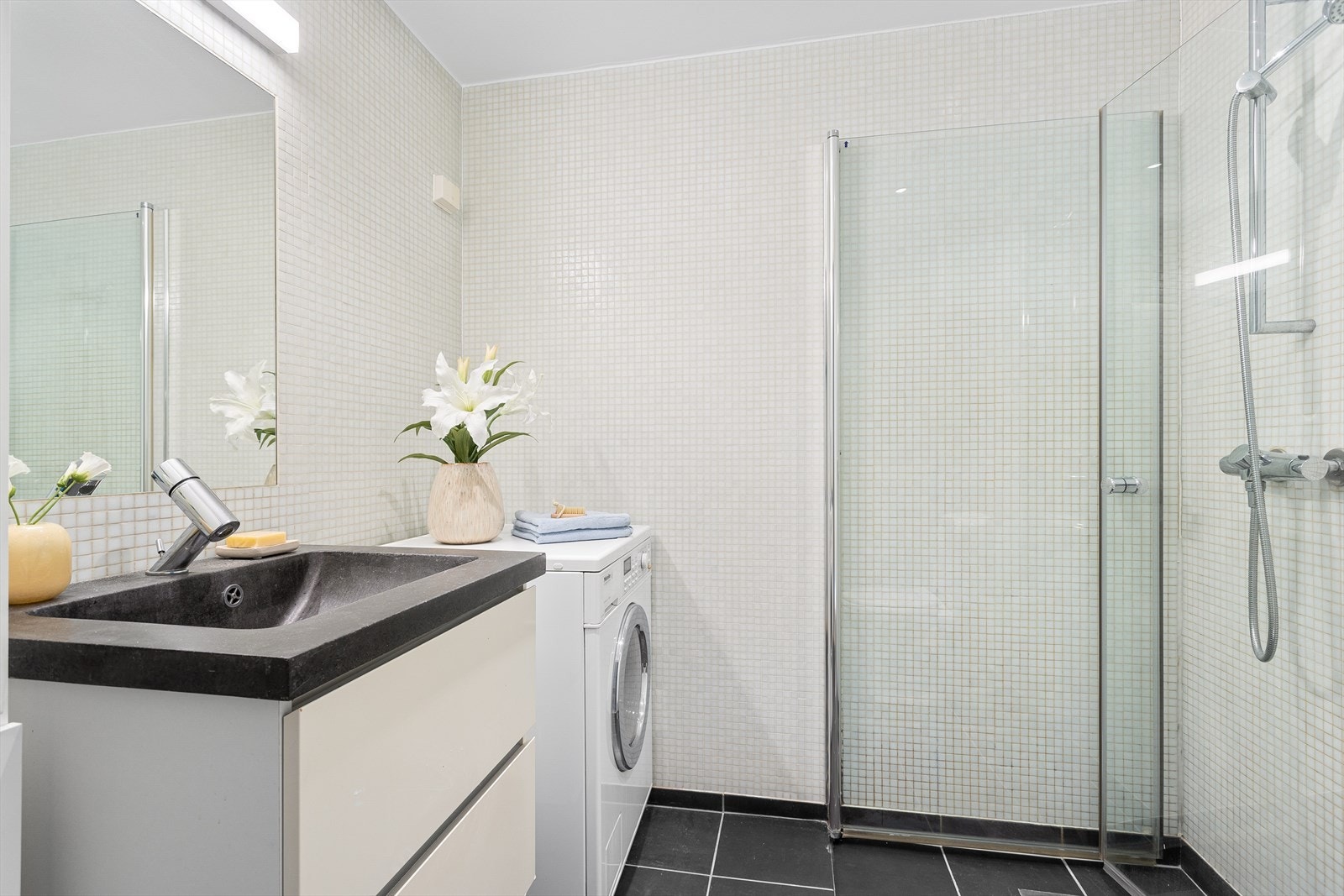 Romslig bad som har blitt pusset opp i 2024 med ny silikon og rens av fug på bad og overflatebehandling av servant. Galleribilde