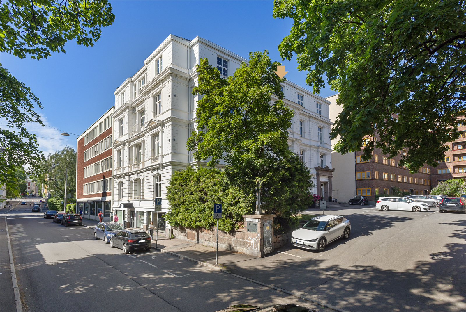 Leiligheten er beliggenede i 4. etasje (med heis) i en klassisk bygård fra 1932, nær Slottet. Galleribilde