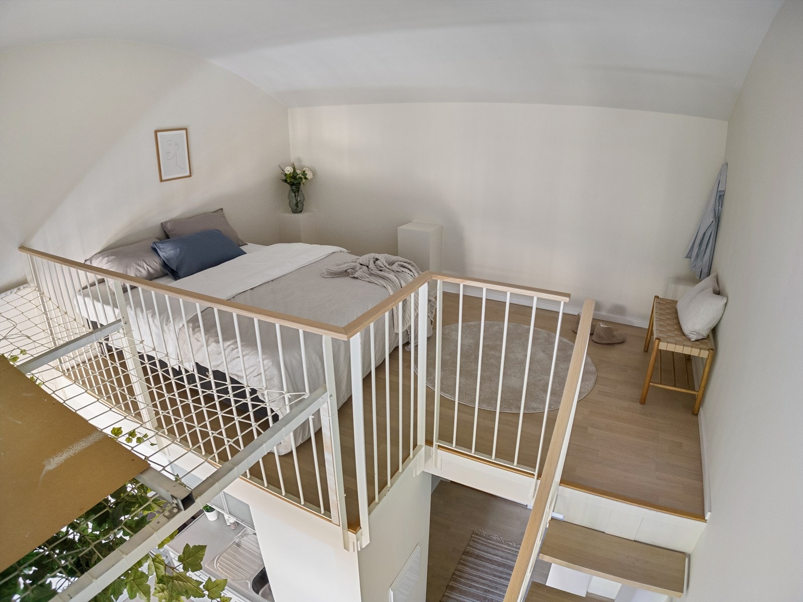 Nettingen på venstre side av bildet, kan benyttes til f.eks. oppbevaring. Galleribilde