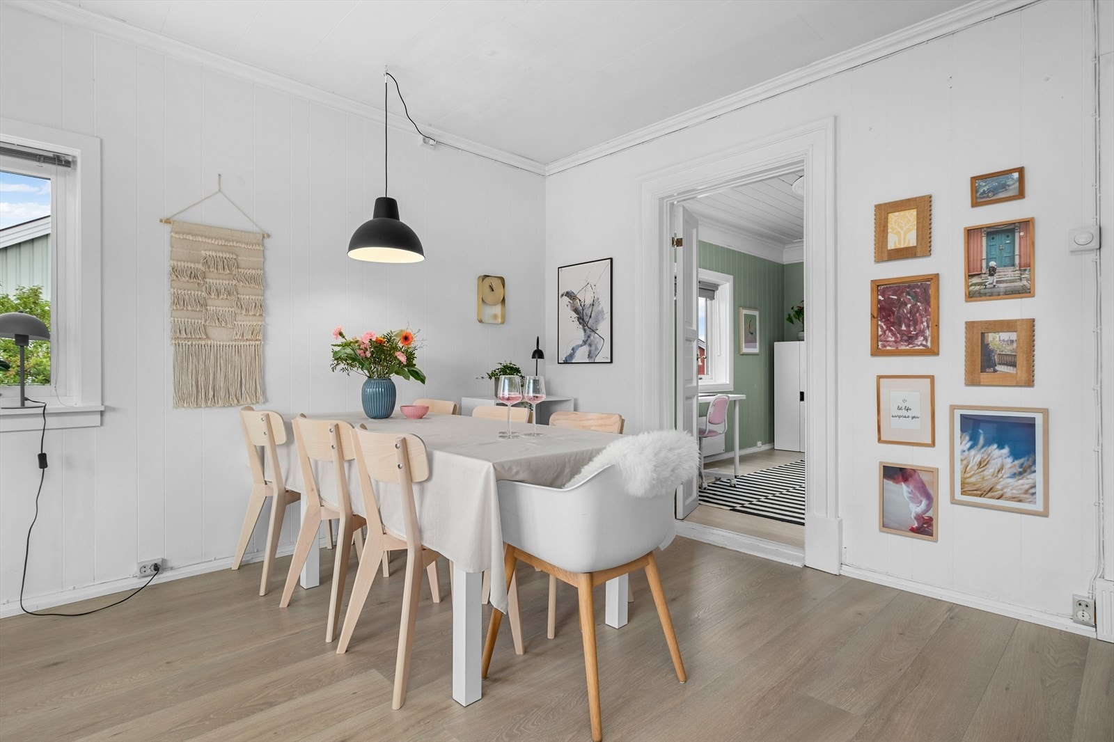 Her er det god plass til stort spisebord som rommer hele familien. Galleribilde