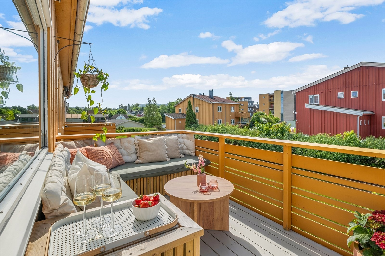 Balkongen er svært solrik med svært lite innsyn. Galleribilde
